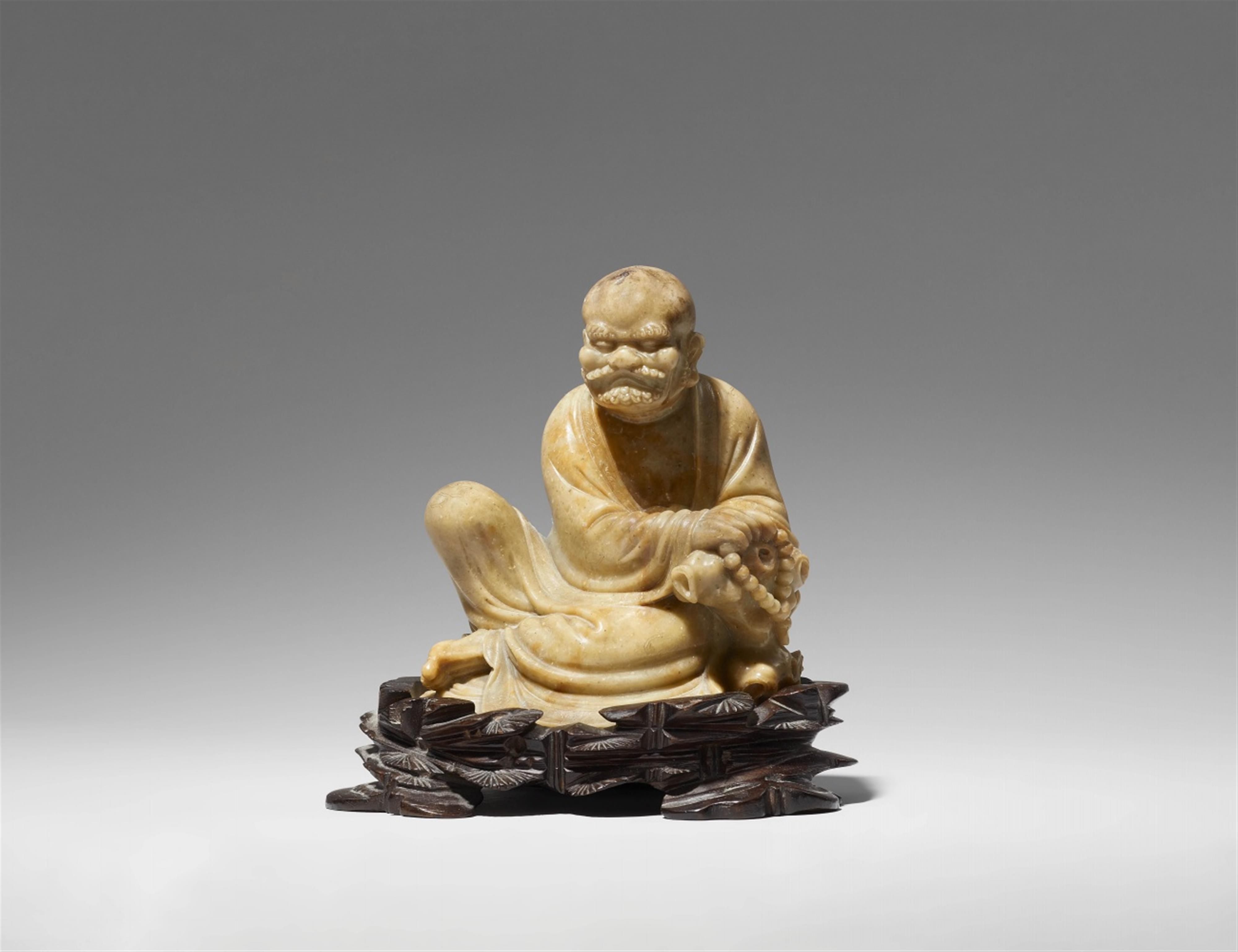 A soapstone figure of a seated luohan. 18th/19th century - image-1