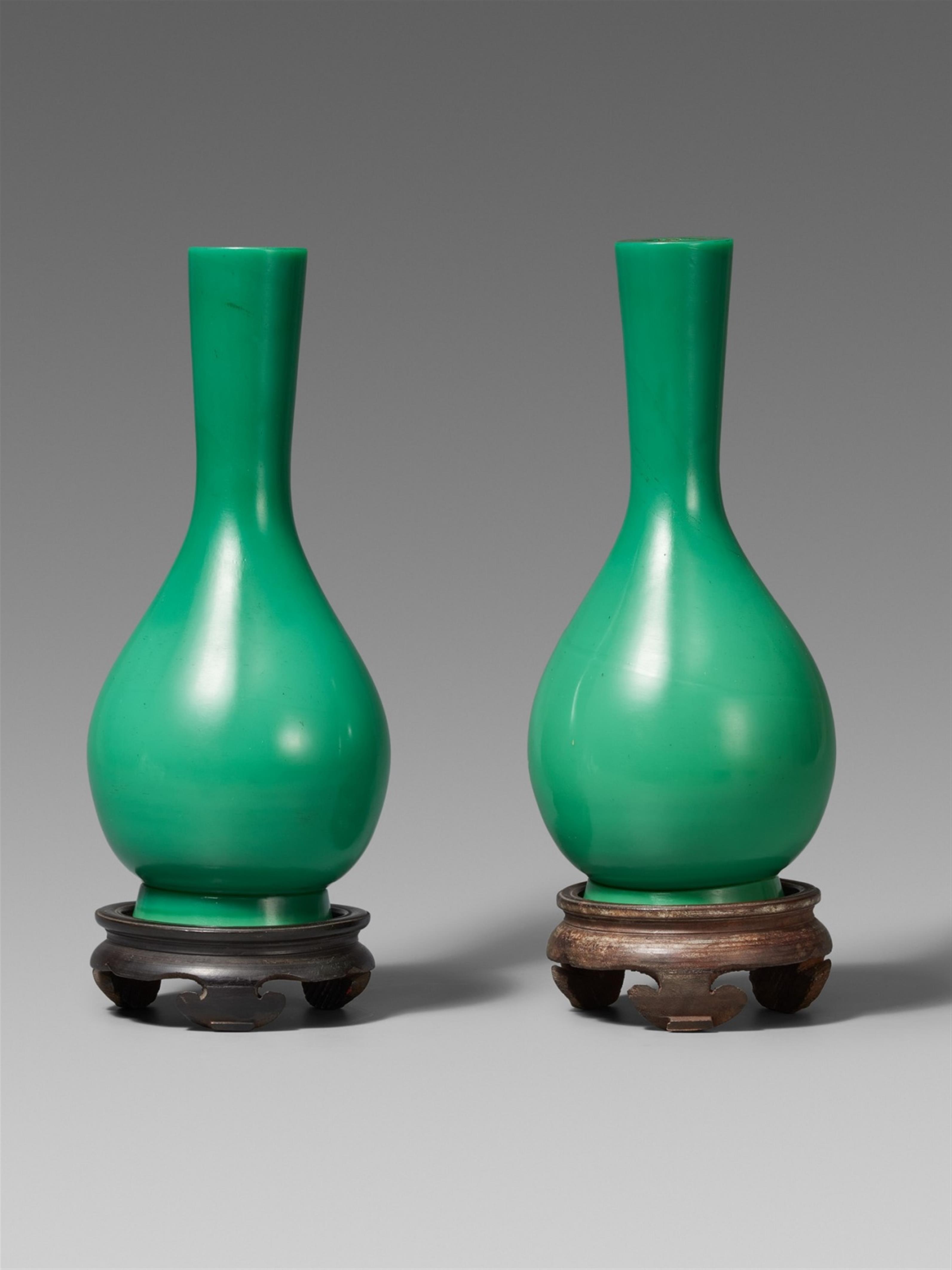 A pair of green sandwiched glass bottle vase. 18th/19th century - image-1