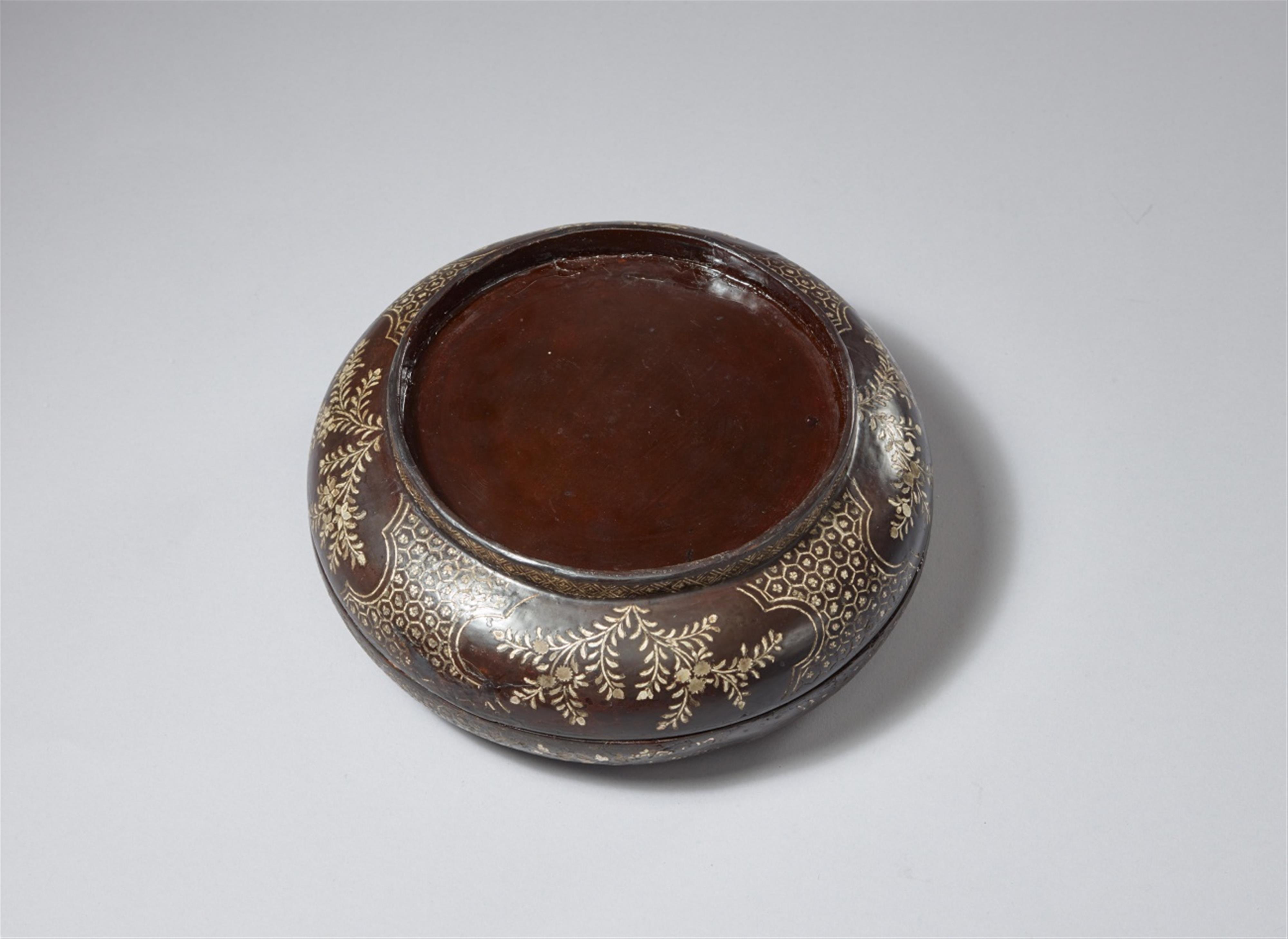 A black lacquer and mother-of-pearl inlaid round box and cover. 17th century - image-2