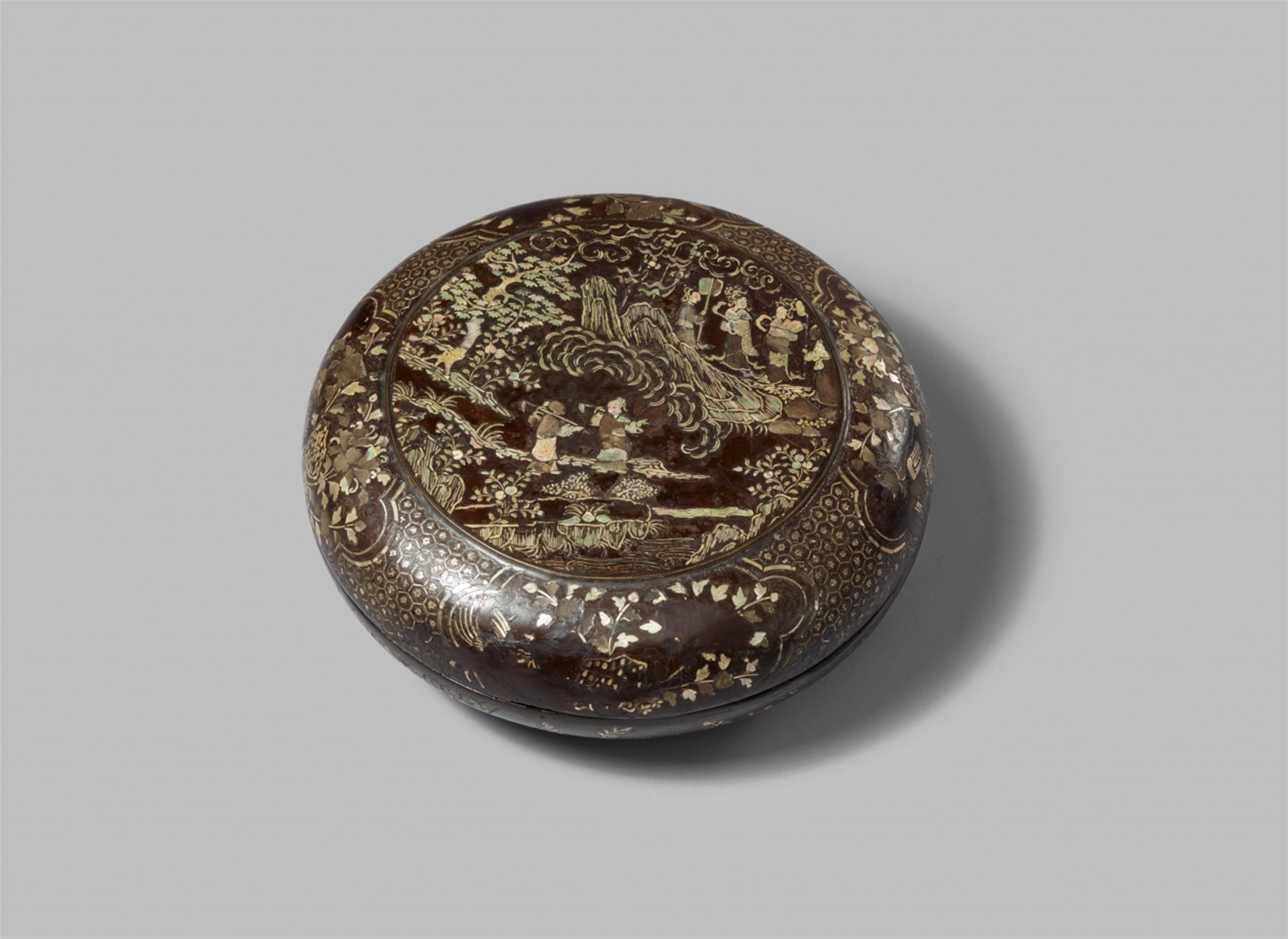 A black lacquer and mother-of-pearl inlaid round box and cover. 17th century - image-1