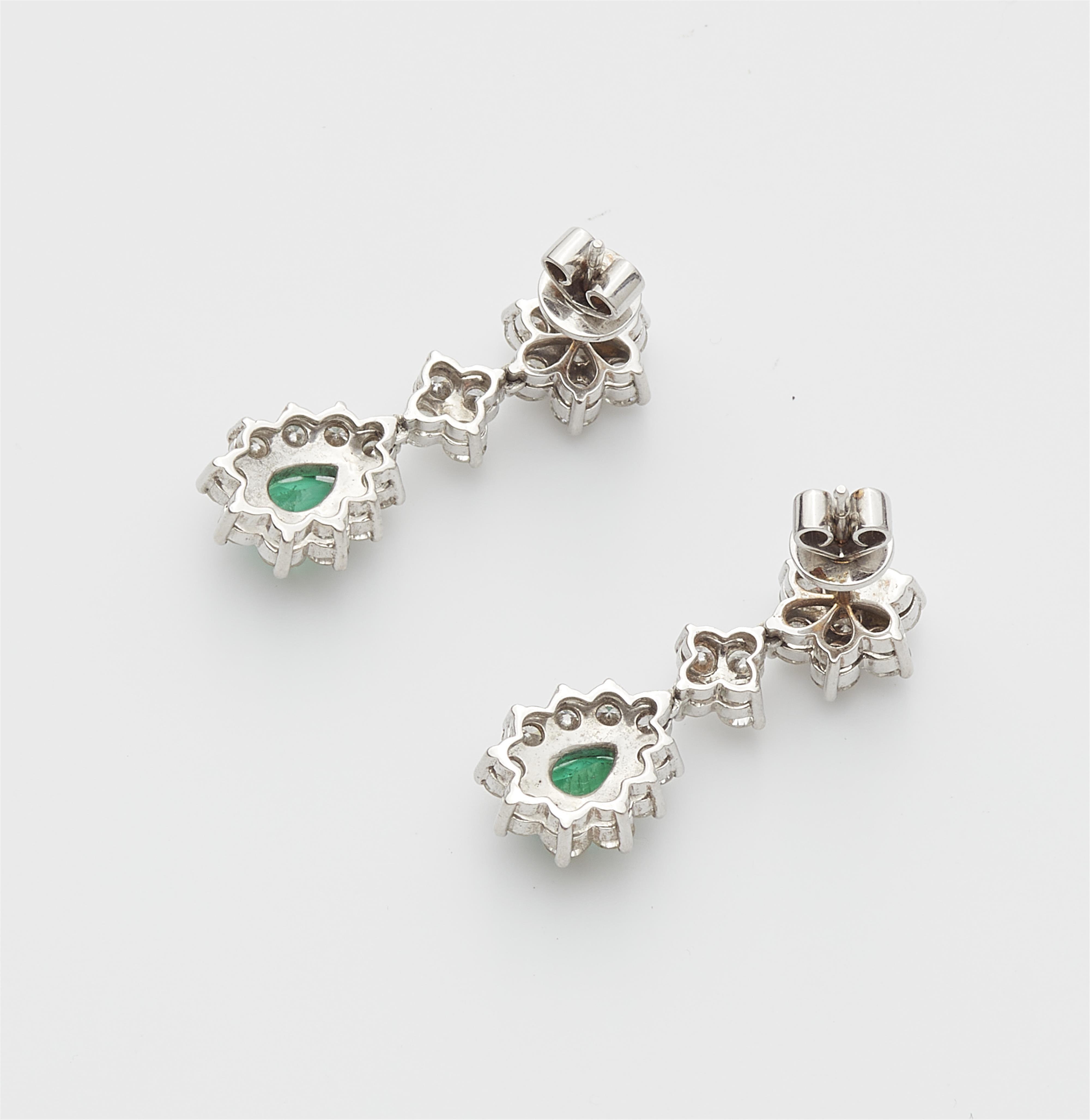 Paar Ohrgehänge mit Smaragden - image-2