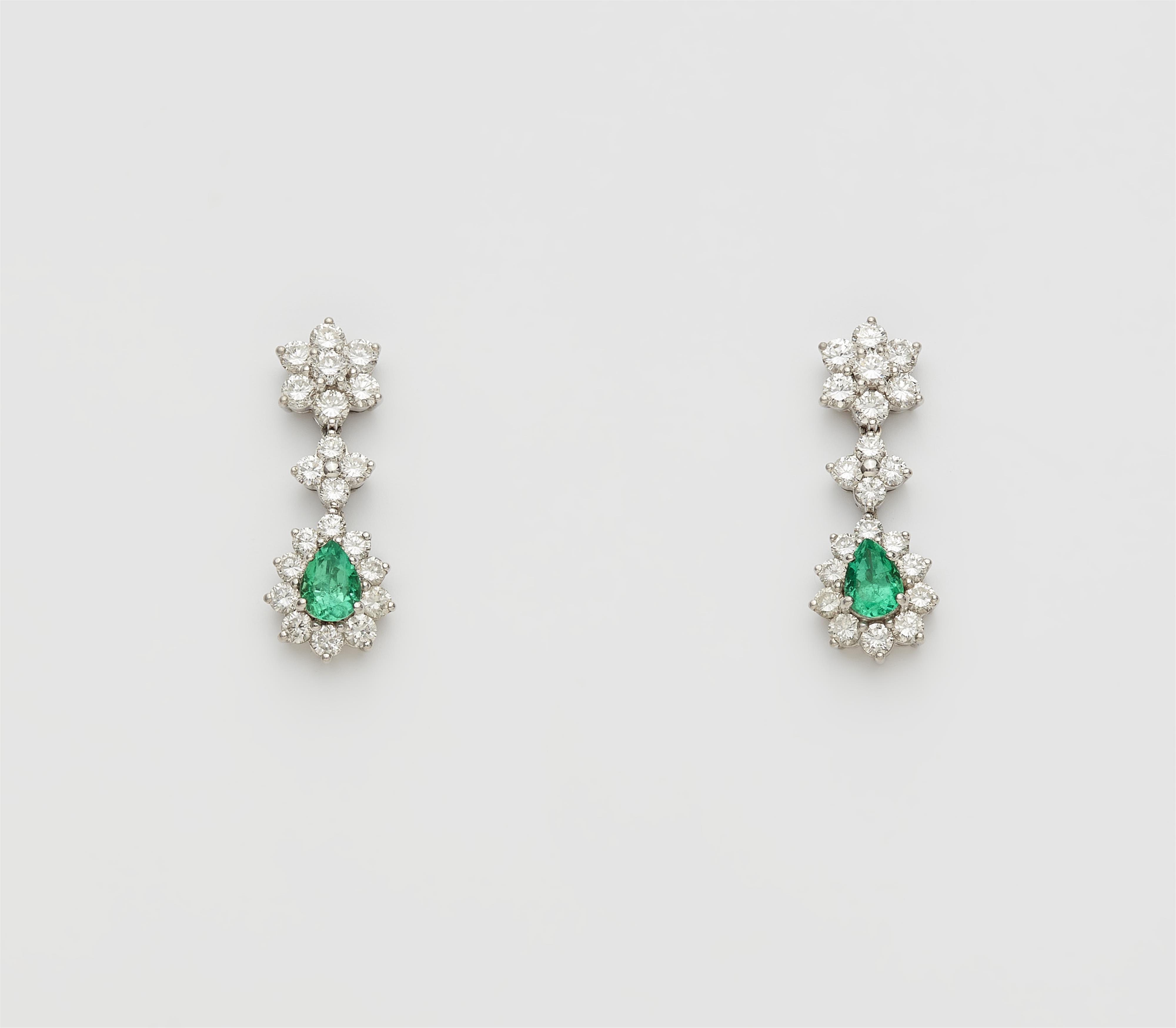 Paar Ohrgehänge mit Smaragden - image-1