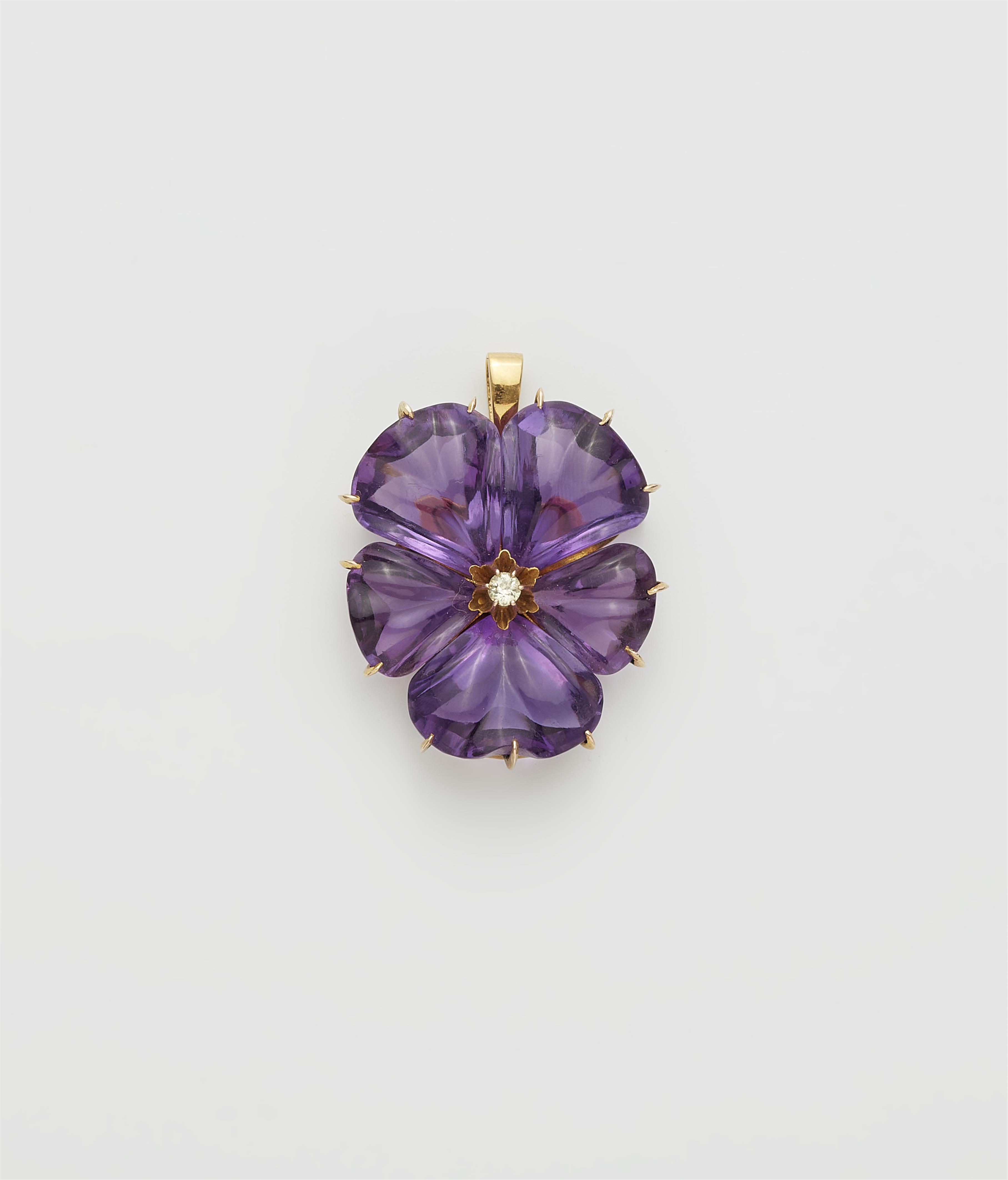 An 18k gold and carved amethyst pansy pendant. - image-1
