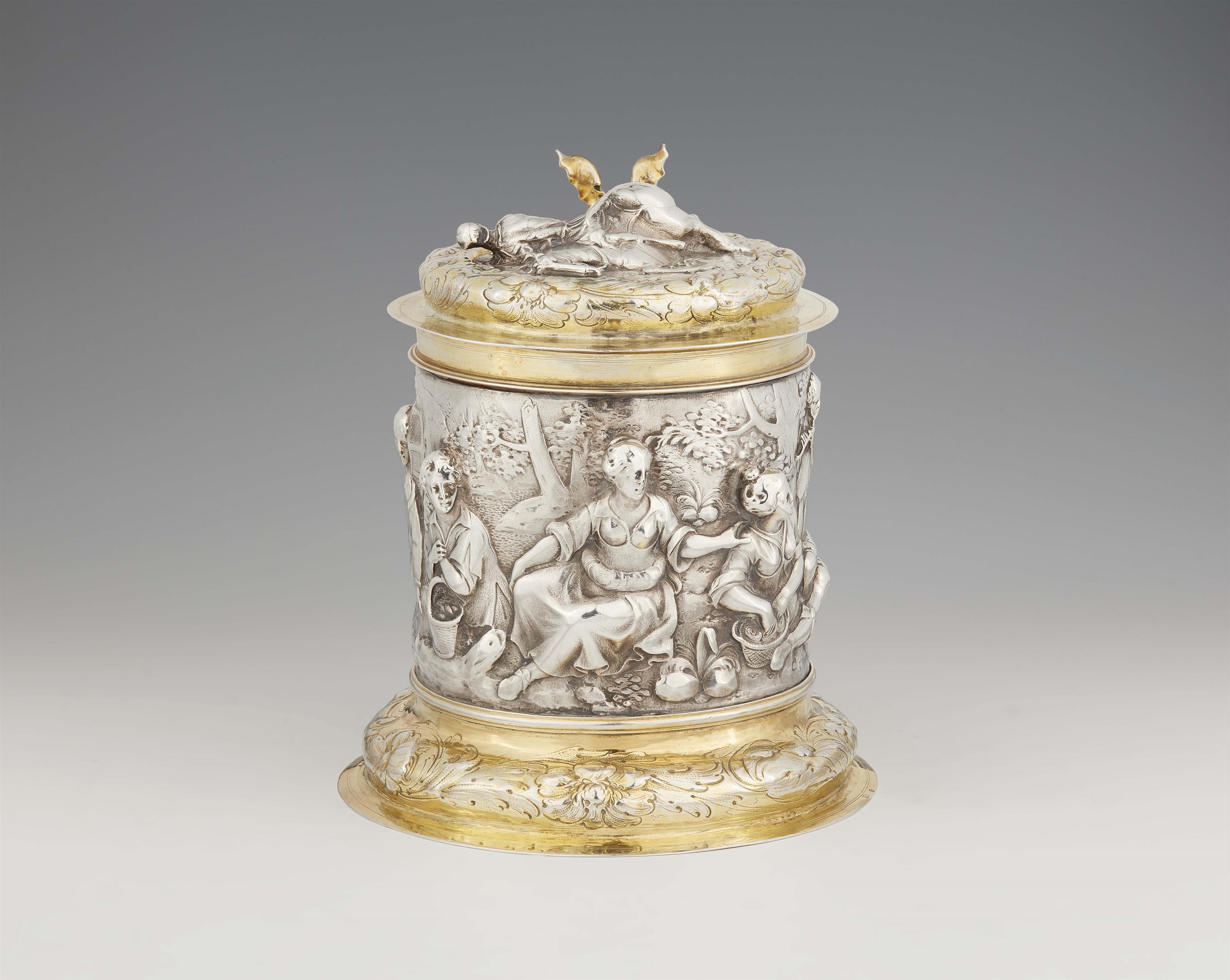 An important Hamburg Baroque silver tankard - image-2