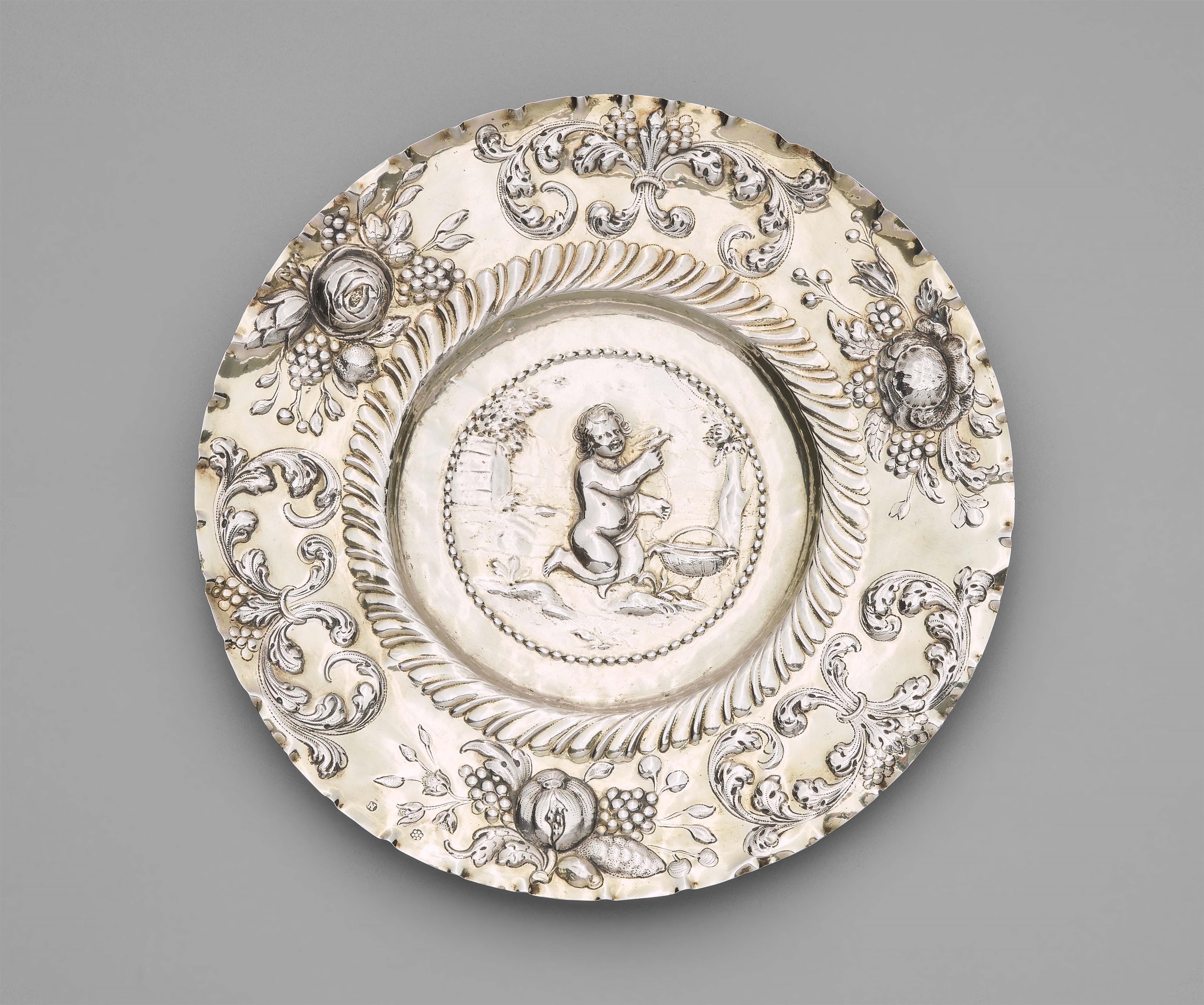 A Nuremberg silver sideboard dish - image-1