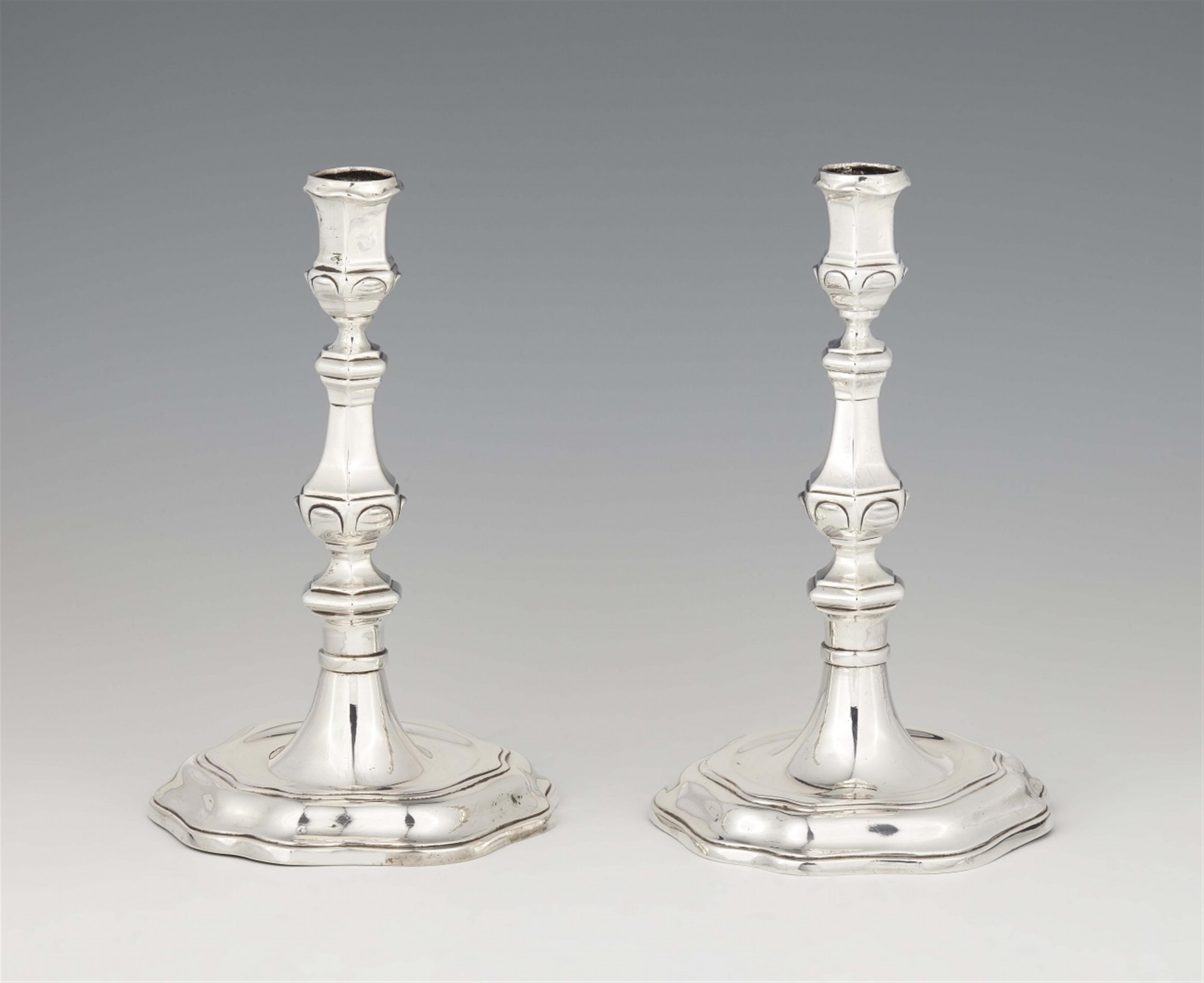 A pair of silver candlesticks - image-1