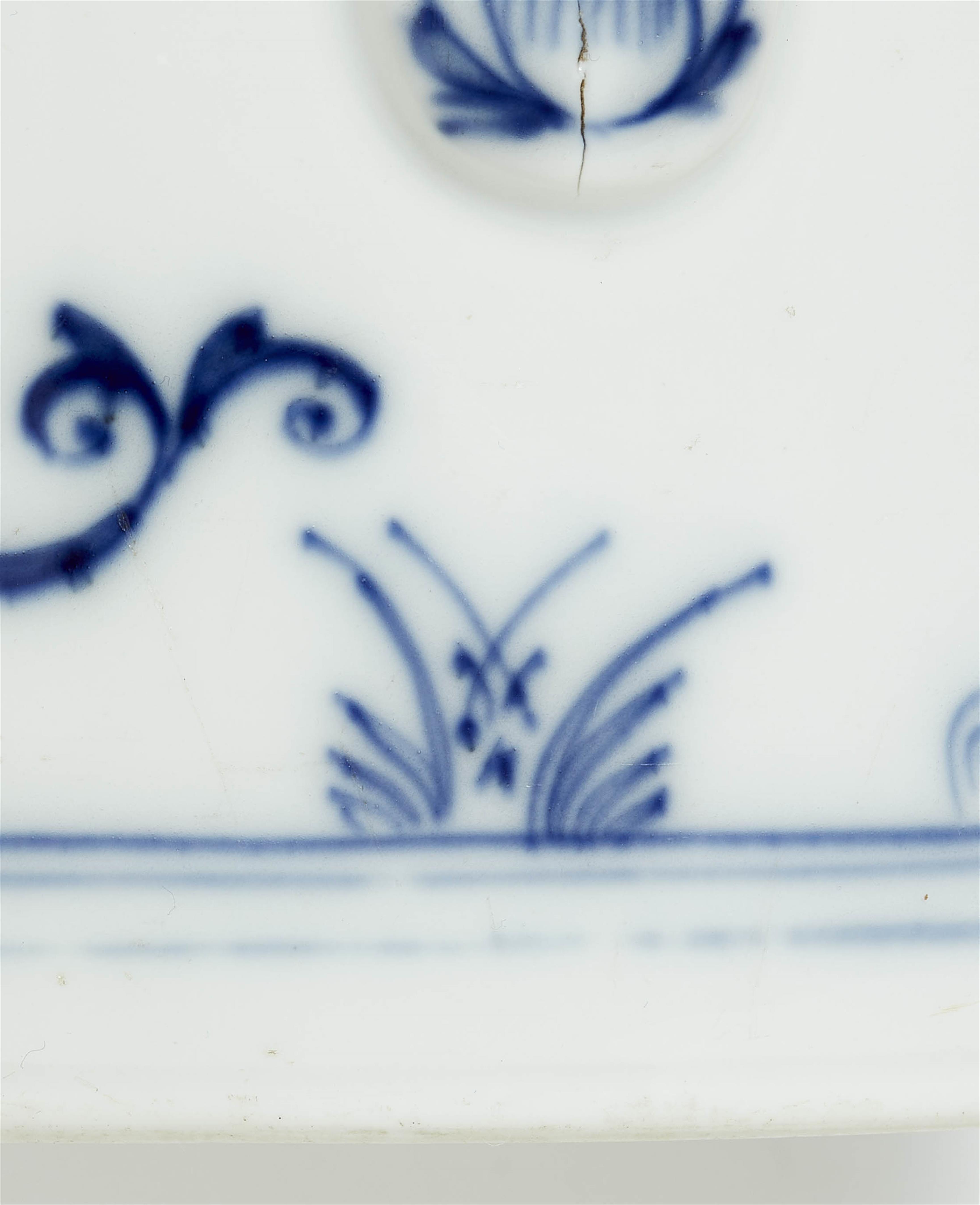 A sumptuous Meissen porcelain tankard with chrysanthemum decor - image-4
