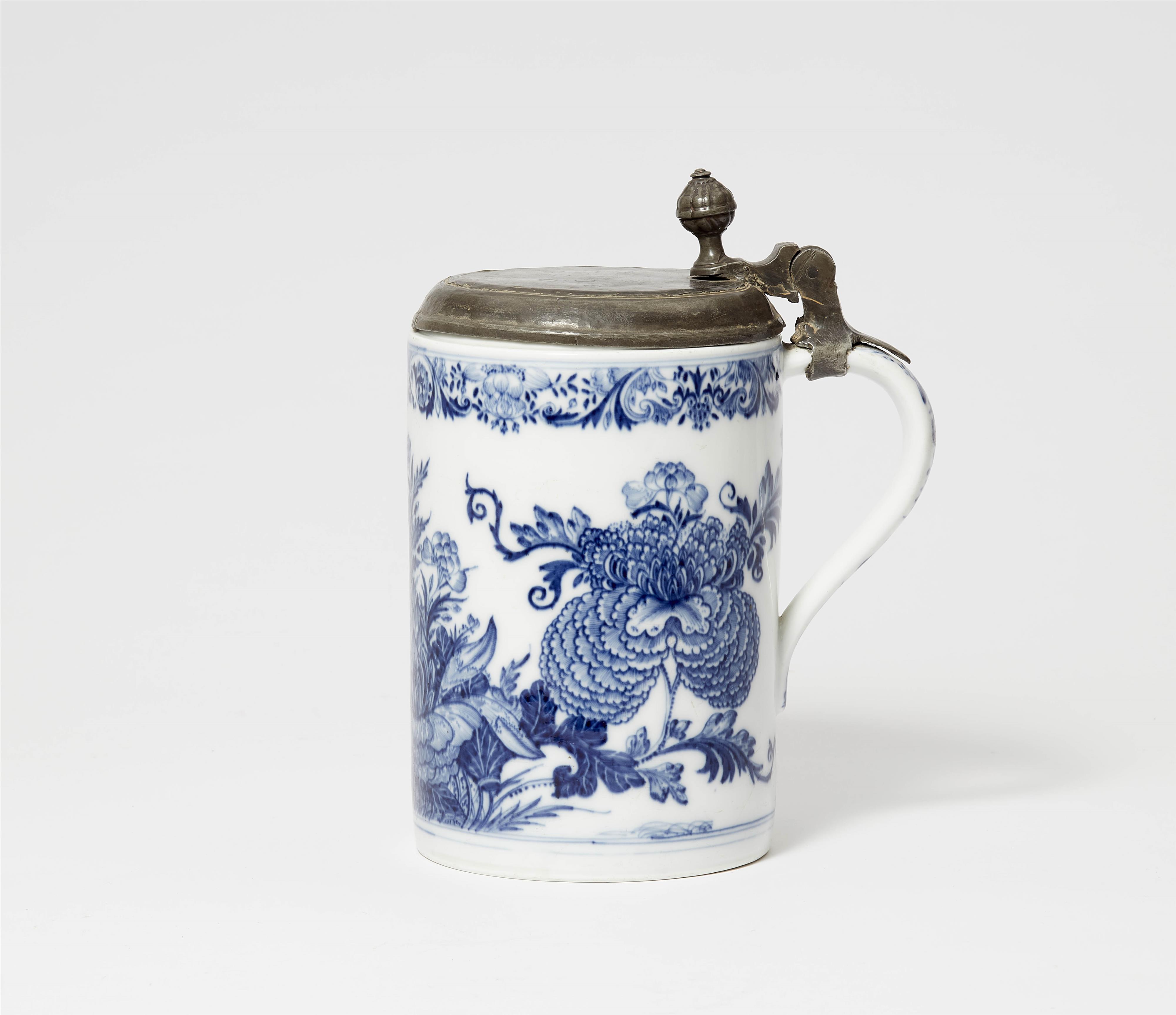 A sumptuous Meissen porcelain tankard with chrysanthemum decor - image-1