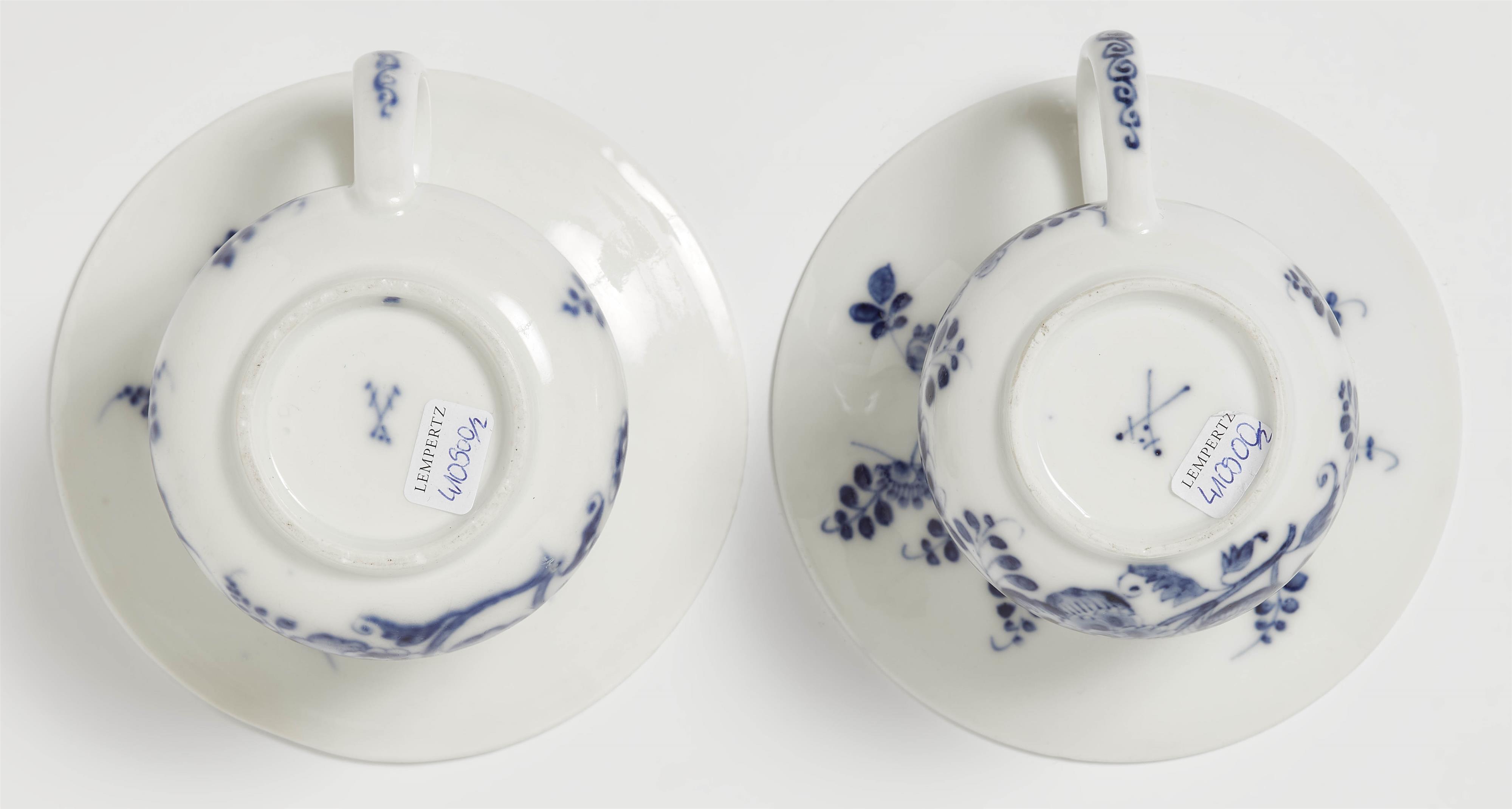 A pair of Meissen porcelain spitoons with Oriental flowers - image-2