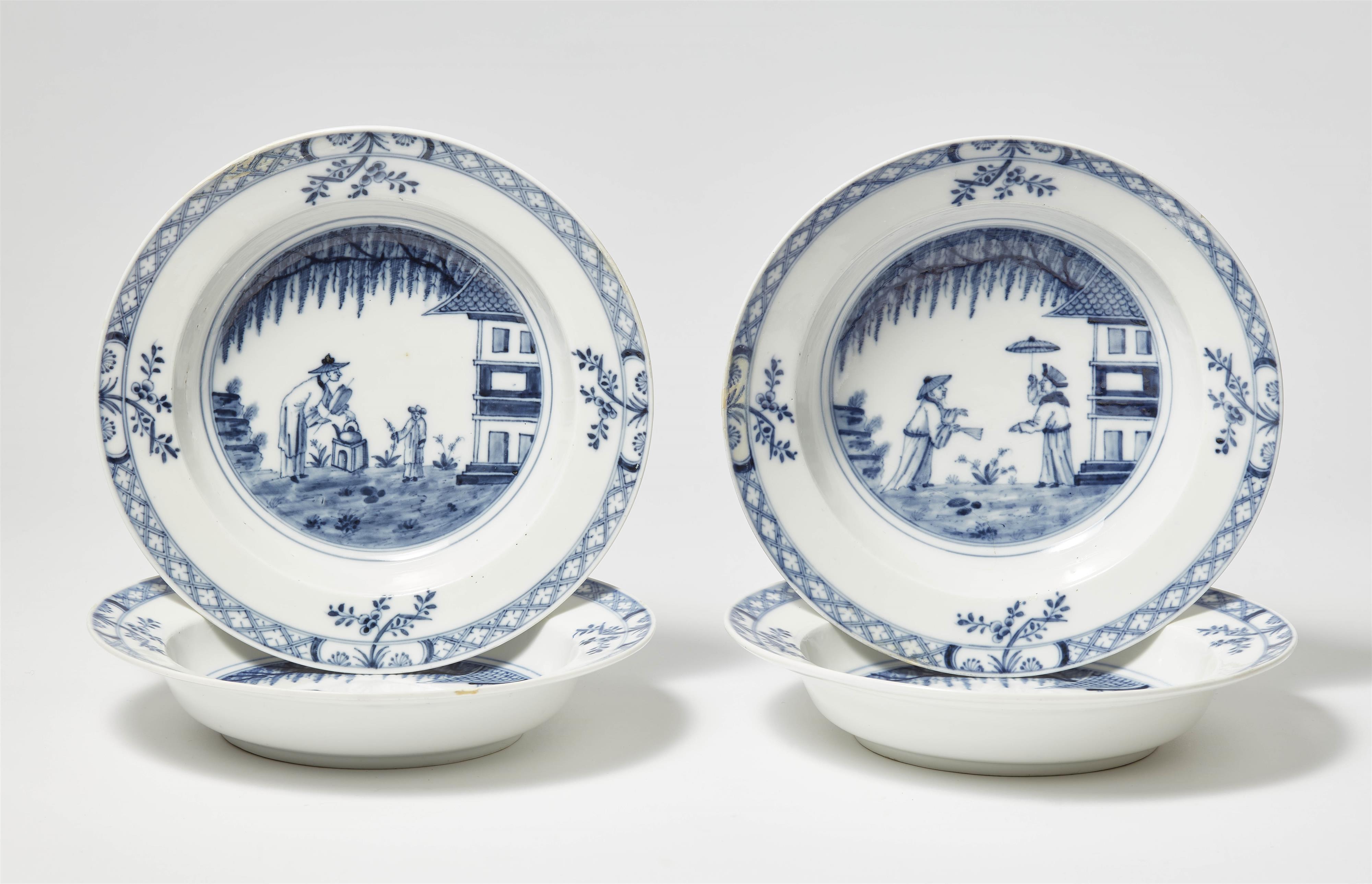 Vier tiefe Teller mit seltenen unterglasurblauen Chinoiserien - image-1