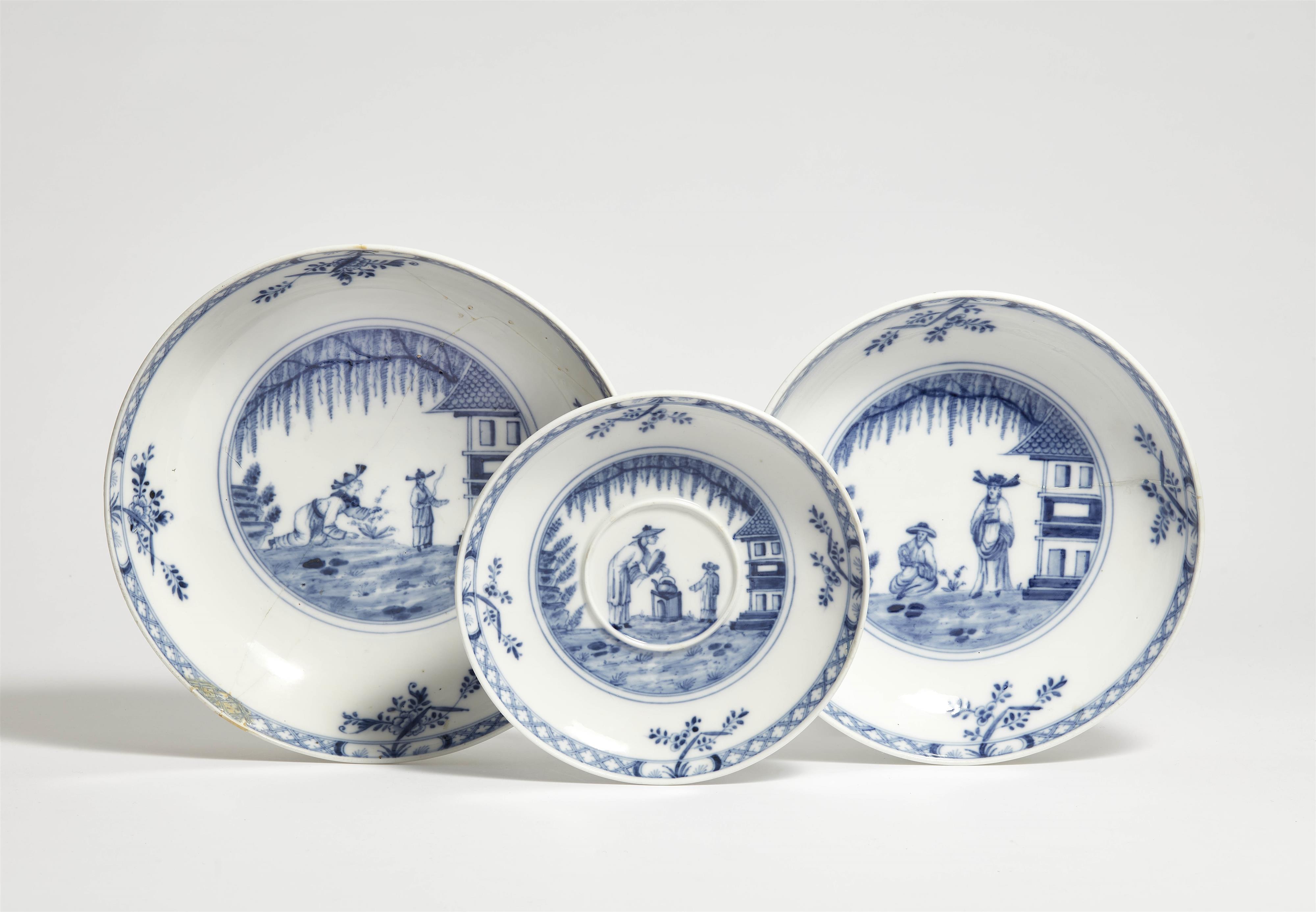 Drei Schalen unterschiedlicher Größe mit seltenen unterglasurblauen Chinoiserien - image-1