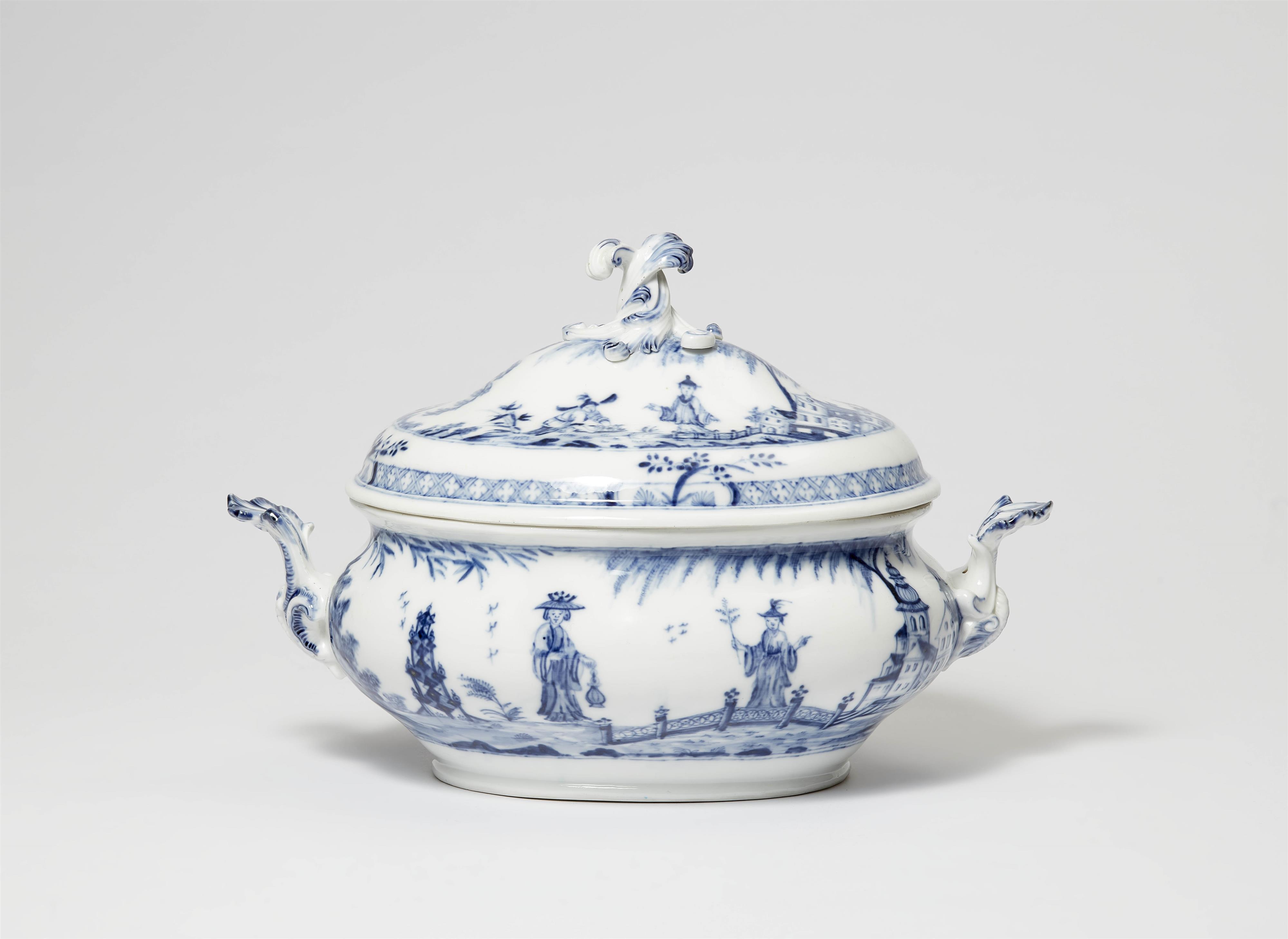 A large Meissen porcelain tureen with rare underglaze blue Chinoiserie decor - image-2