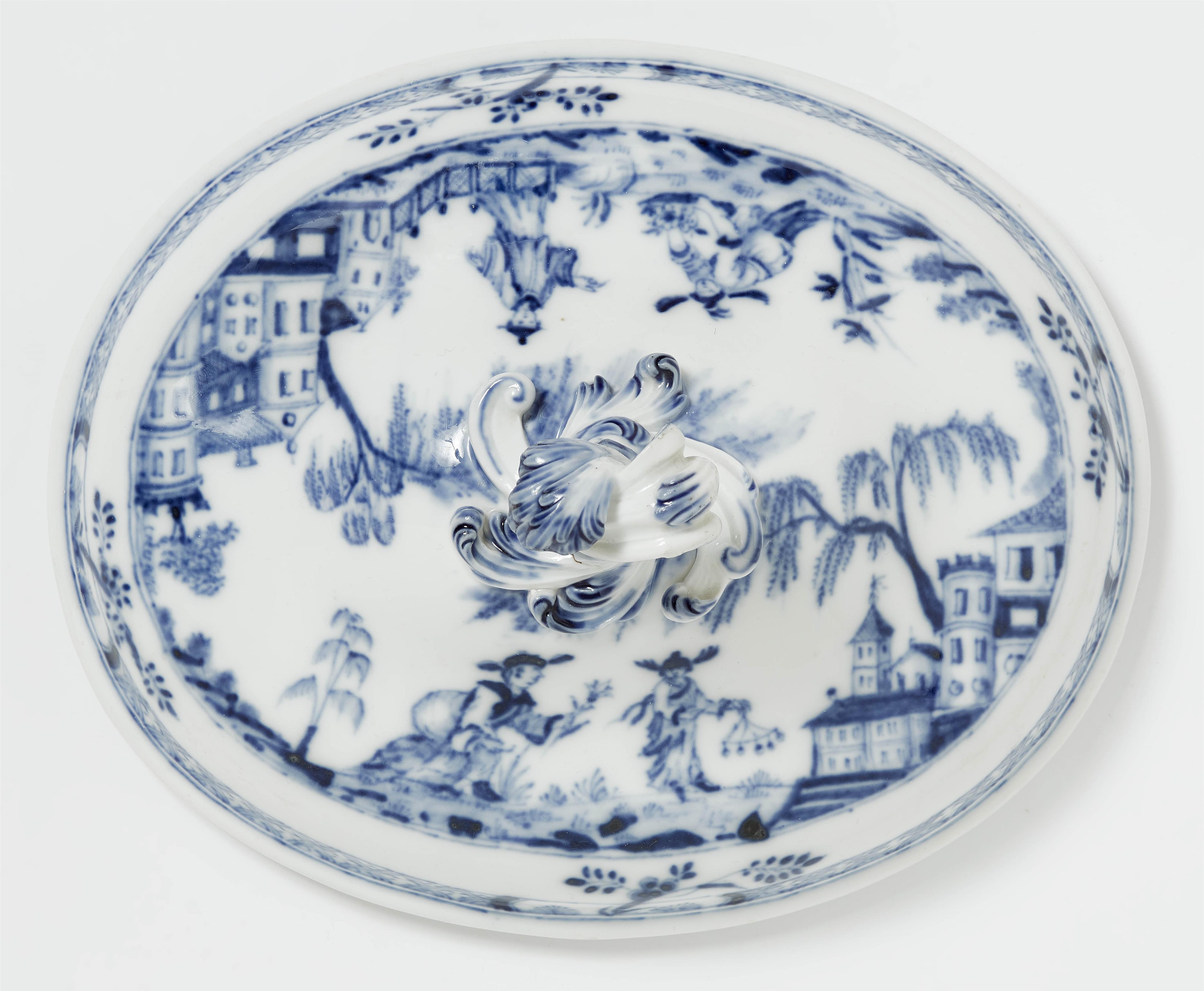 A large Meissen porcelain tureen with rare underglaze blue Chinoiserie decor - image-3