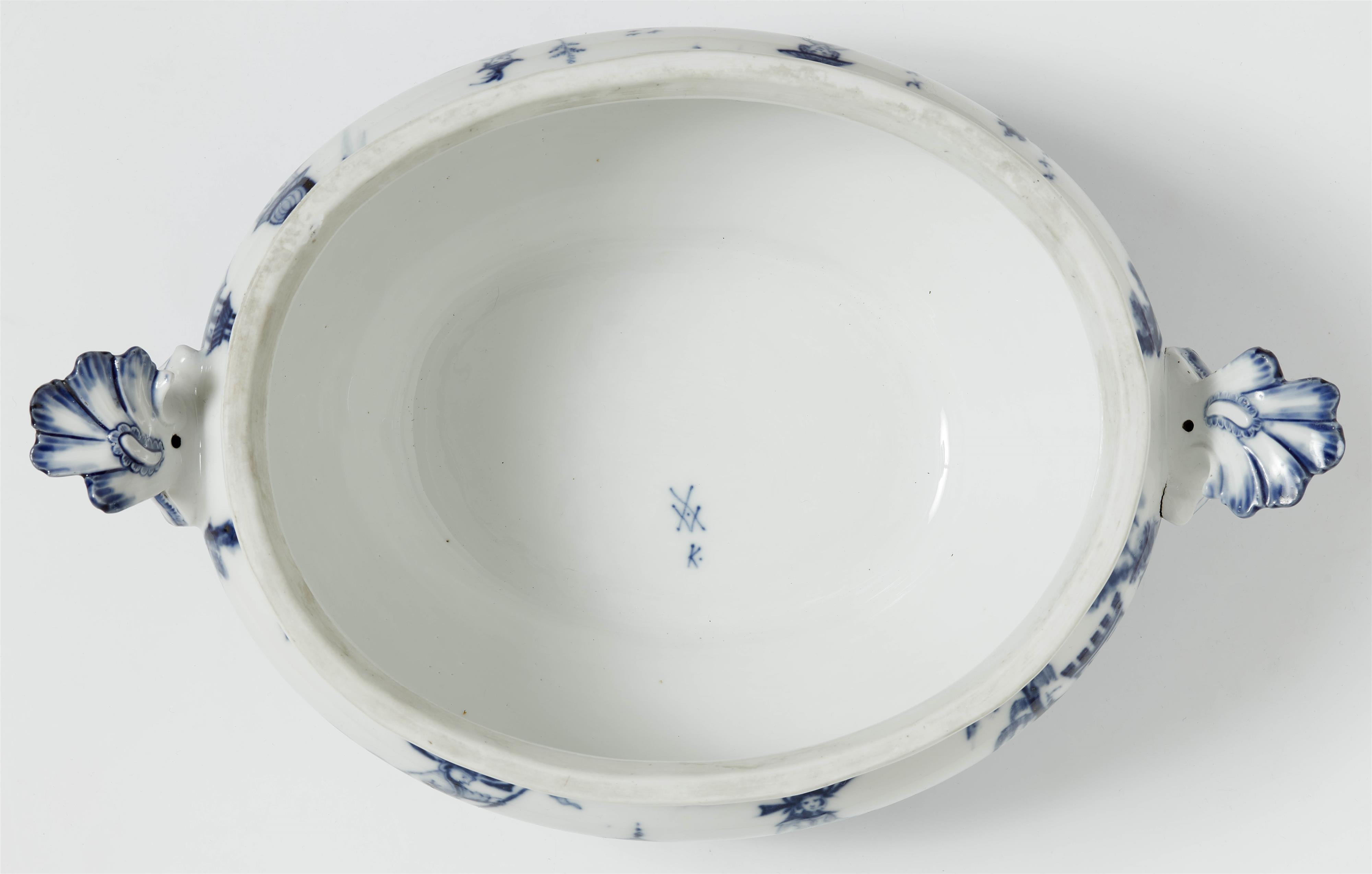 A large Meissen porcelain tureen with rare underglaze blue Chinoiserie decor - image-4