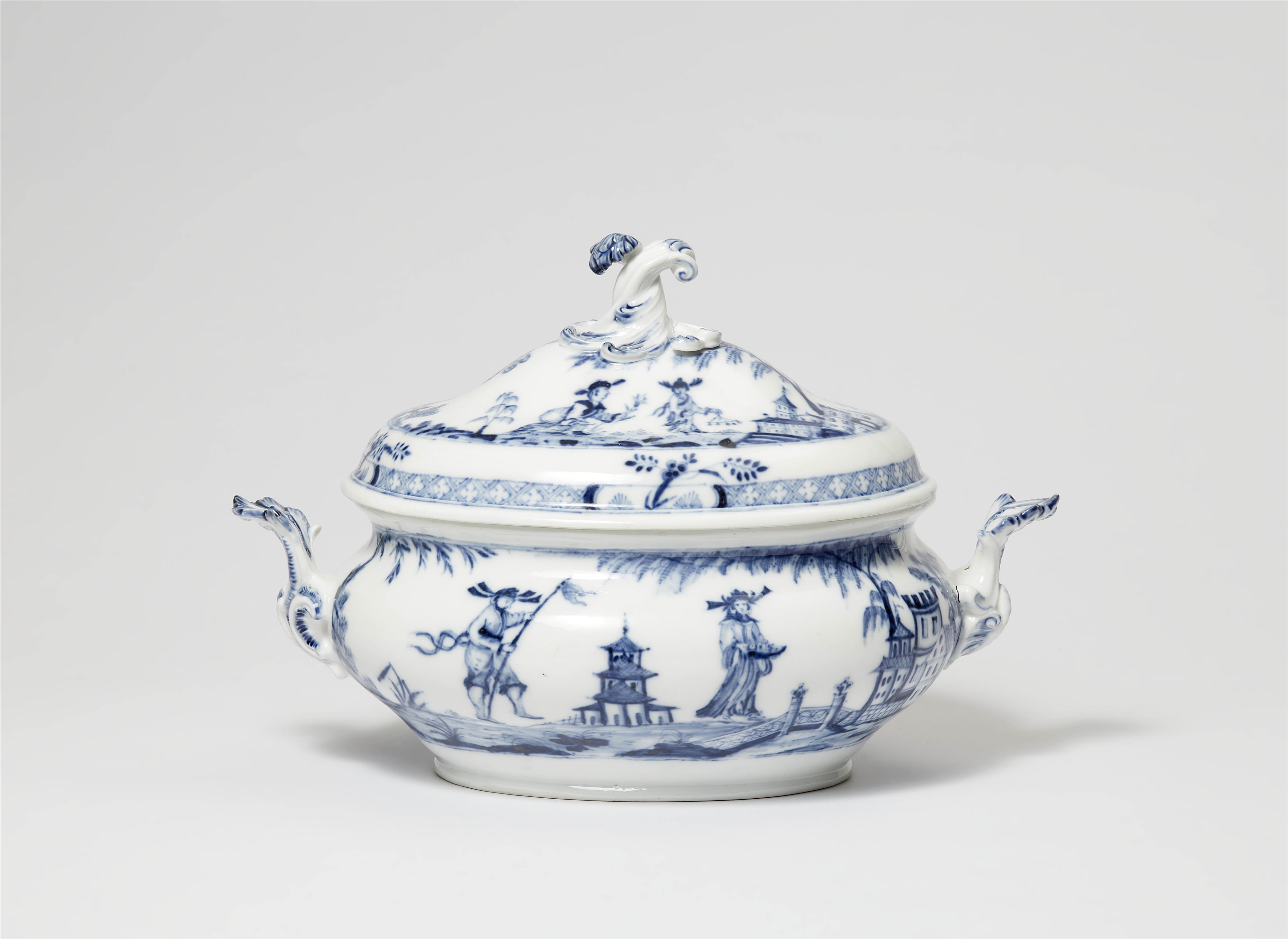 A large Meissen porcelain tureen with rare underglaze blue Chinoiserie decor - image-1