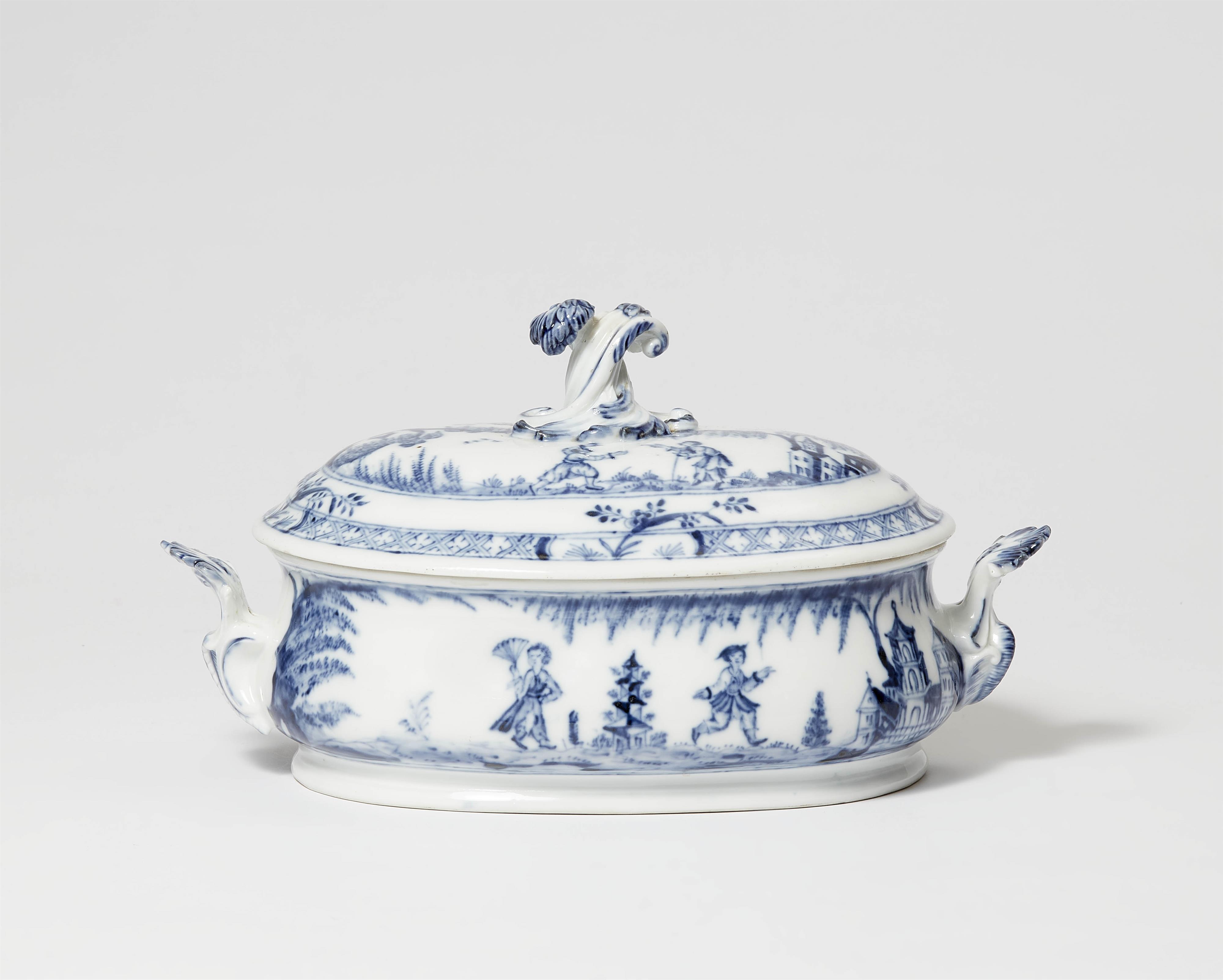A Meissen porcelain tureen with rare underglaze blue Chinoiserie decor - image-1