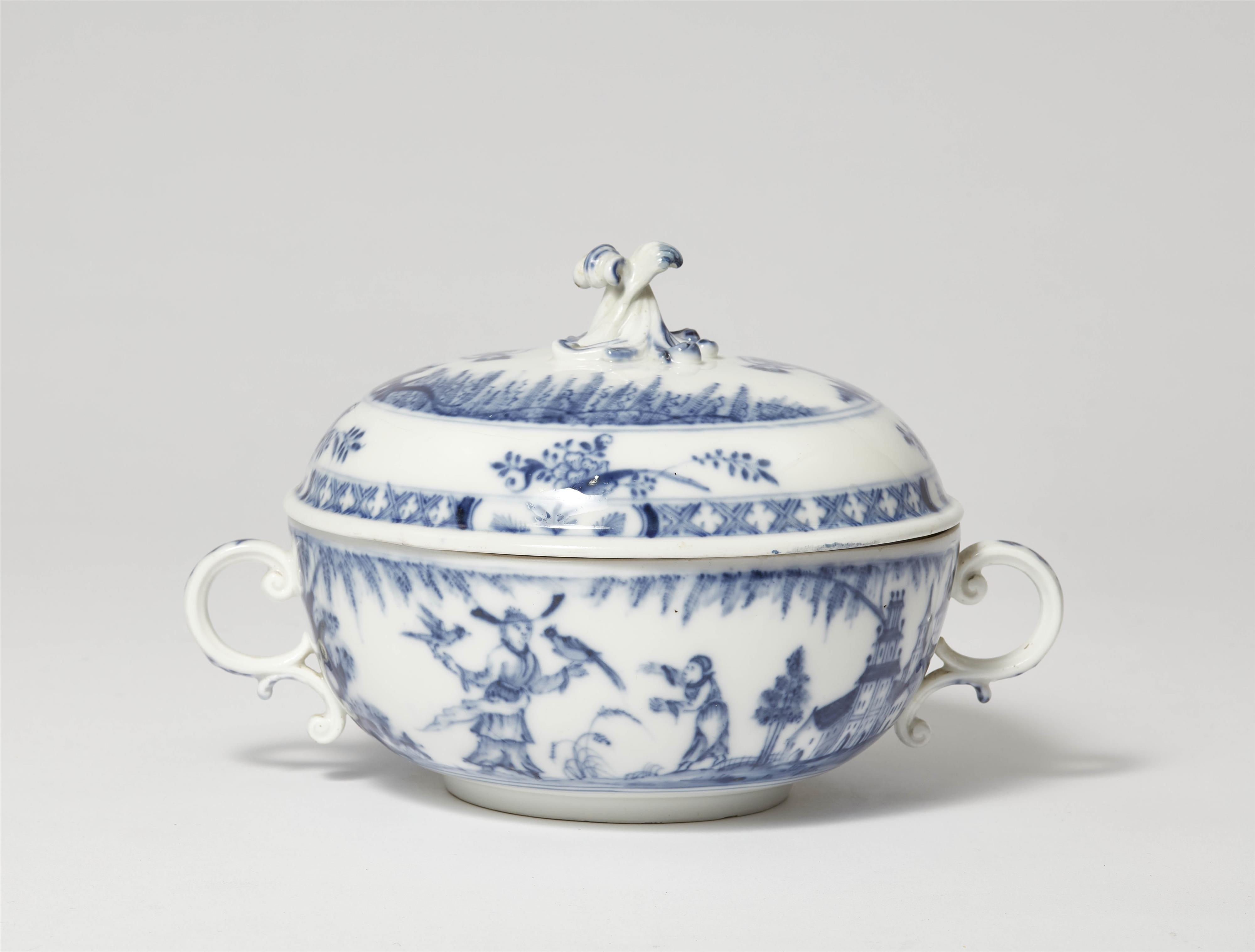 A Meissen porcelain tureen with rare underglaze blue Chinoiserie decor - image-1