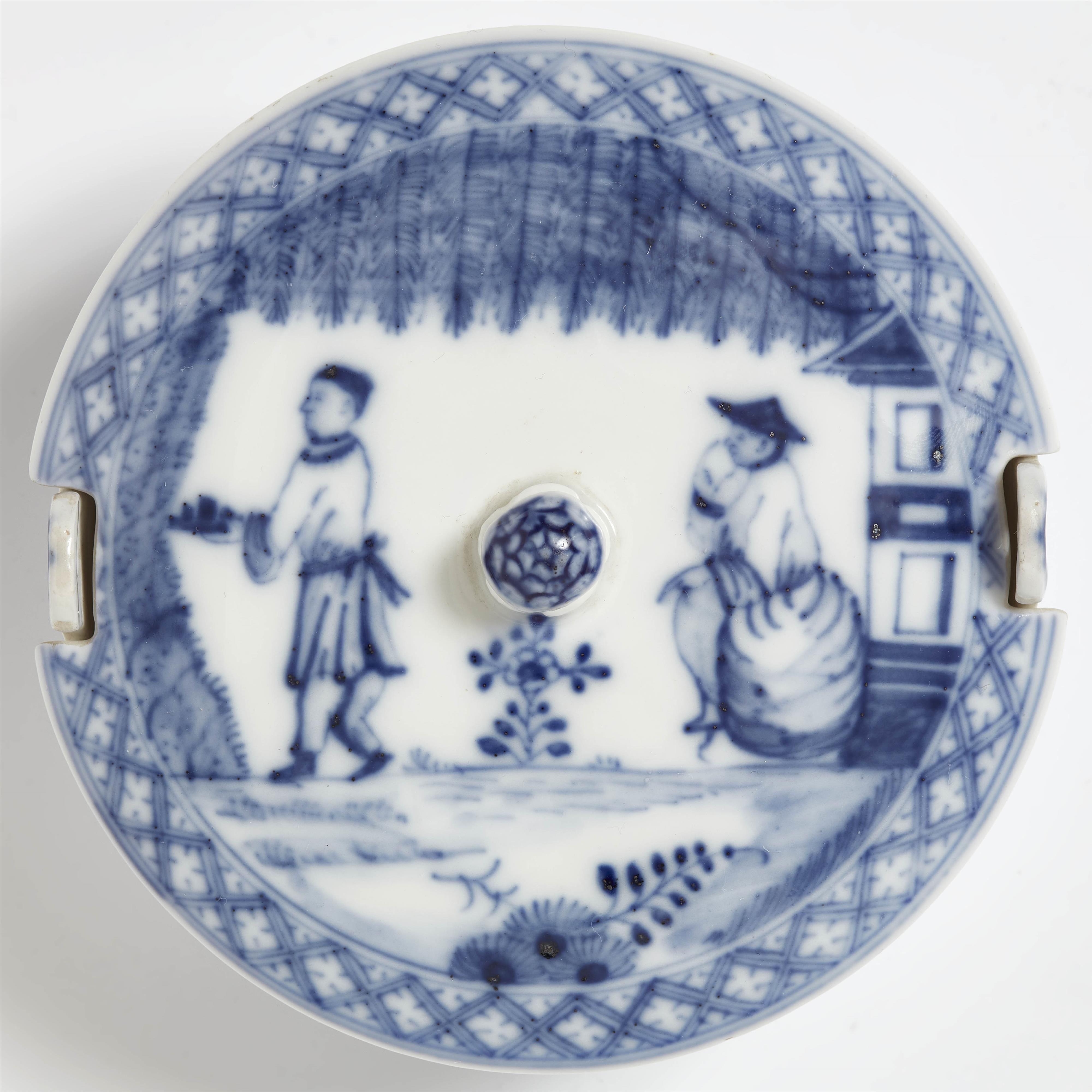 Two Meissen porcelain butter dishes with rare underglaze blue Chinoiserie decor - image-3