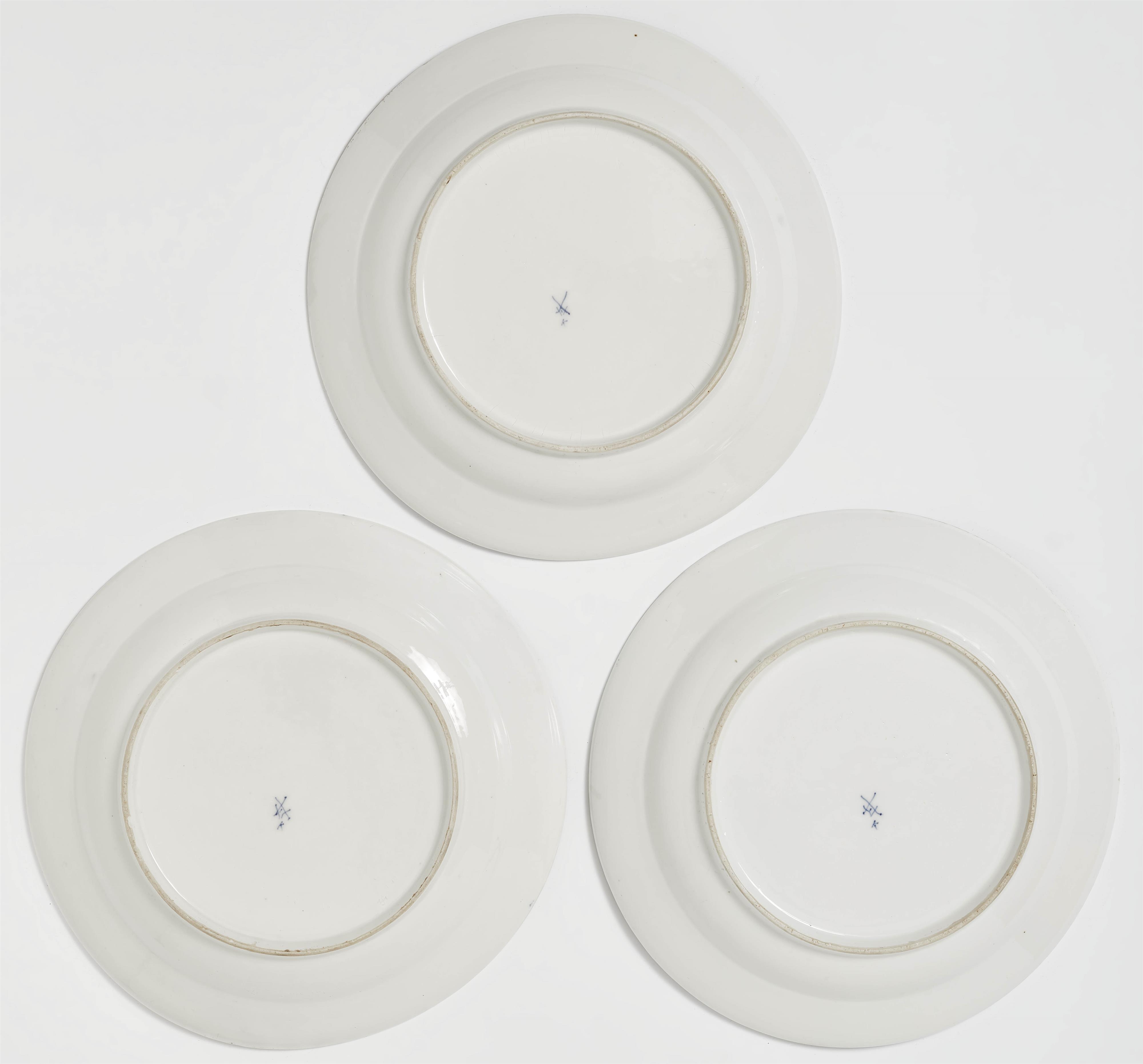 Drei große Platten mit seltenen unterglasurblauen Chinoiserien - image-2