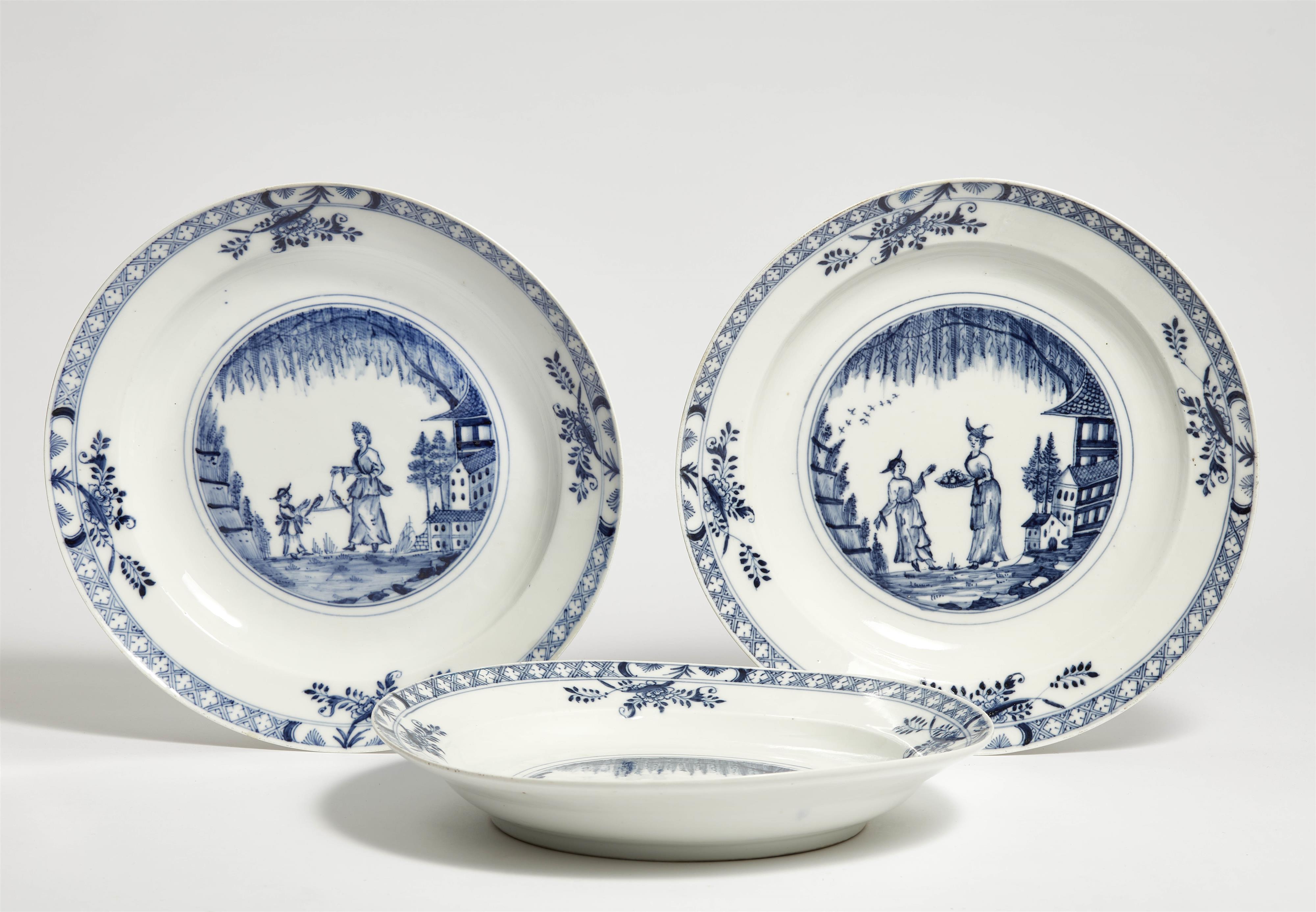 Drei große Platten mit seltenen unterglasurblauen Chinoiserien - image-1