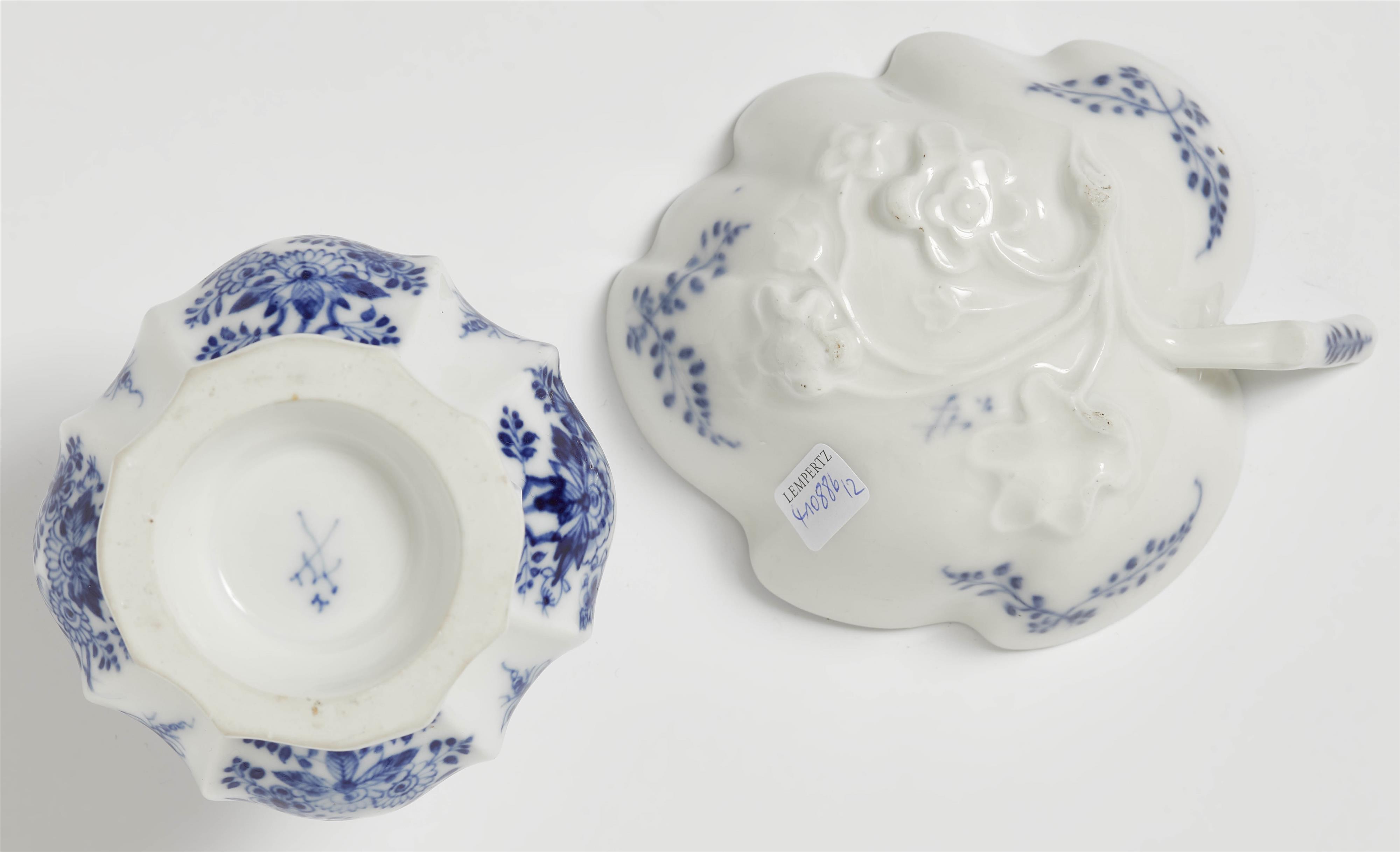 A Meissen porcelain sugar caster and leaf-shaped dish - image-3