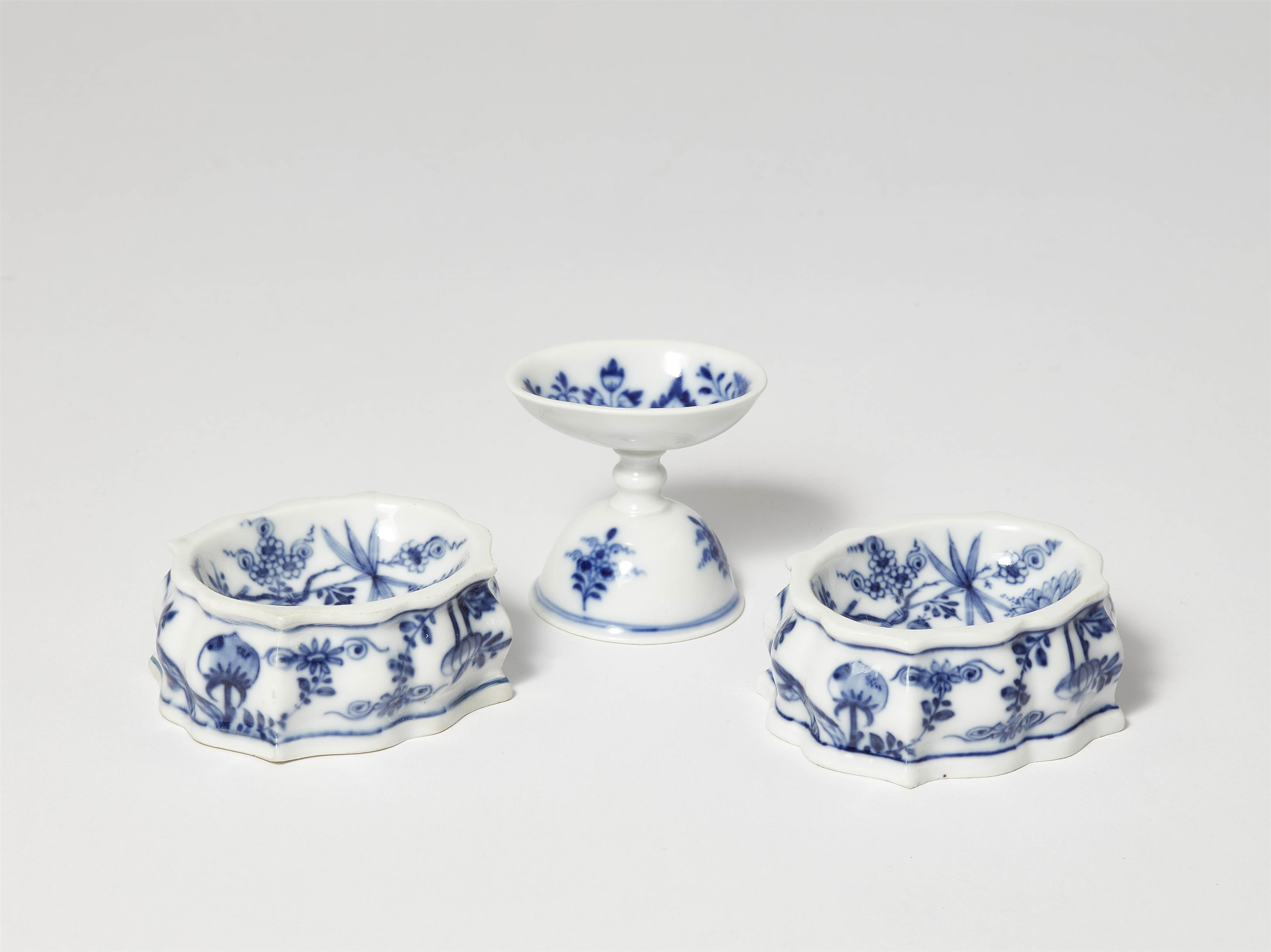 A pair of Meissen porcelain "onion pattern" salts - image-1