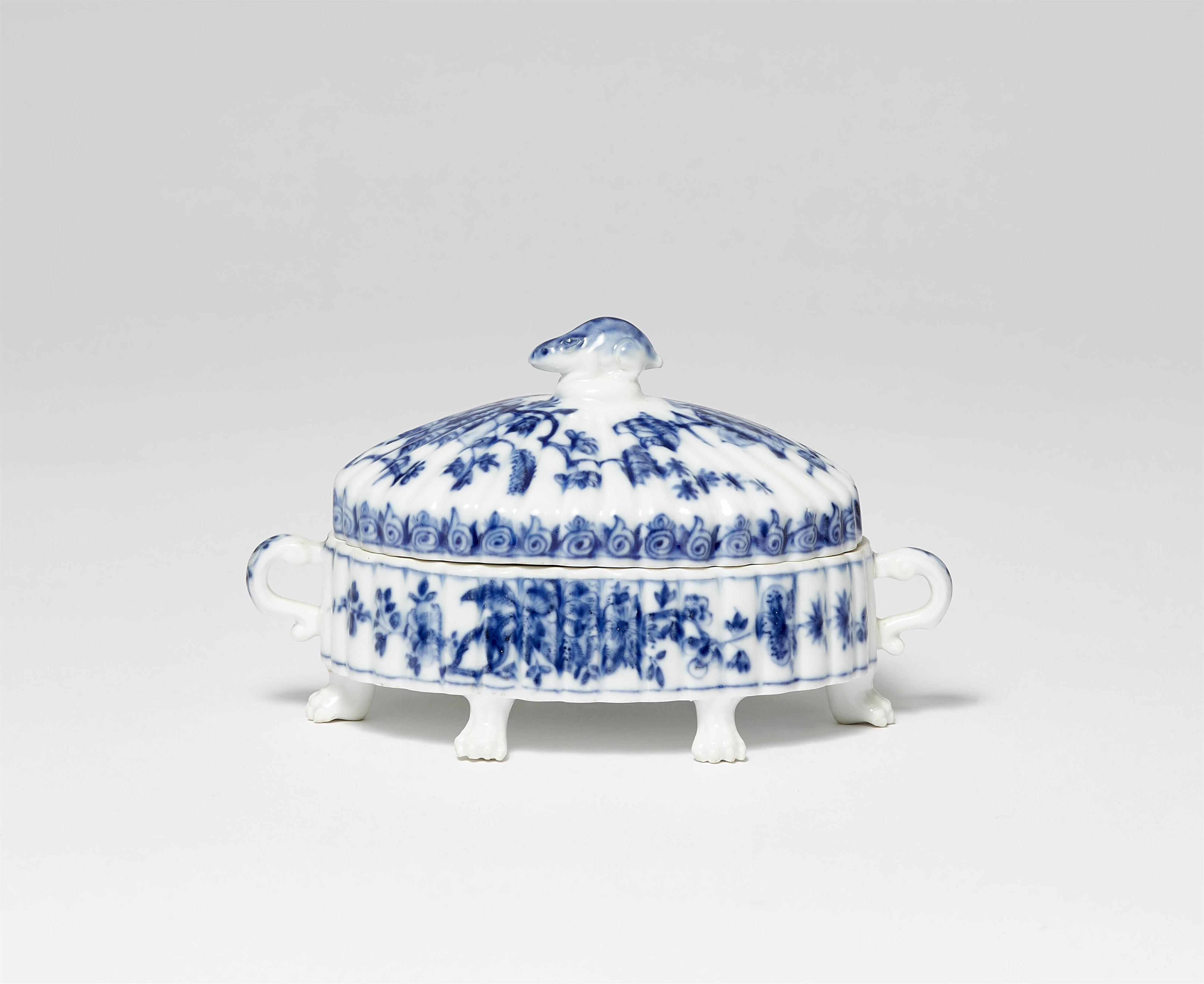 A Meissen porcelain box on paw feet - image-1