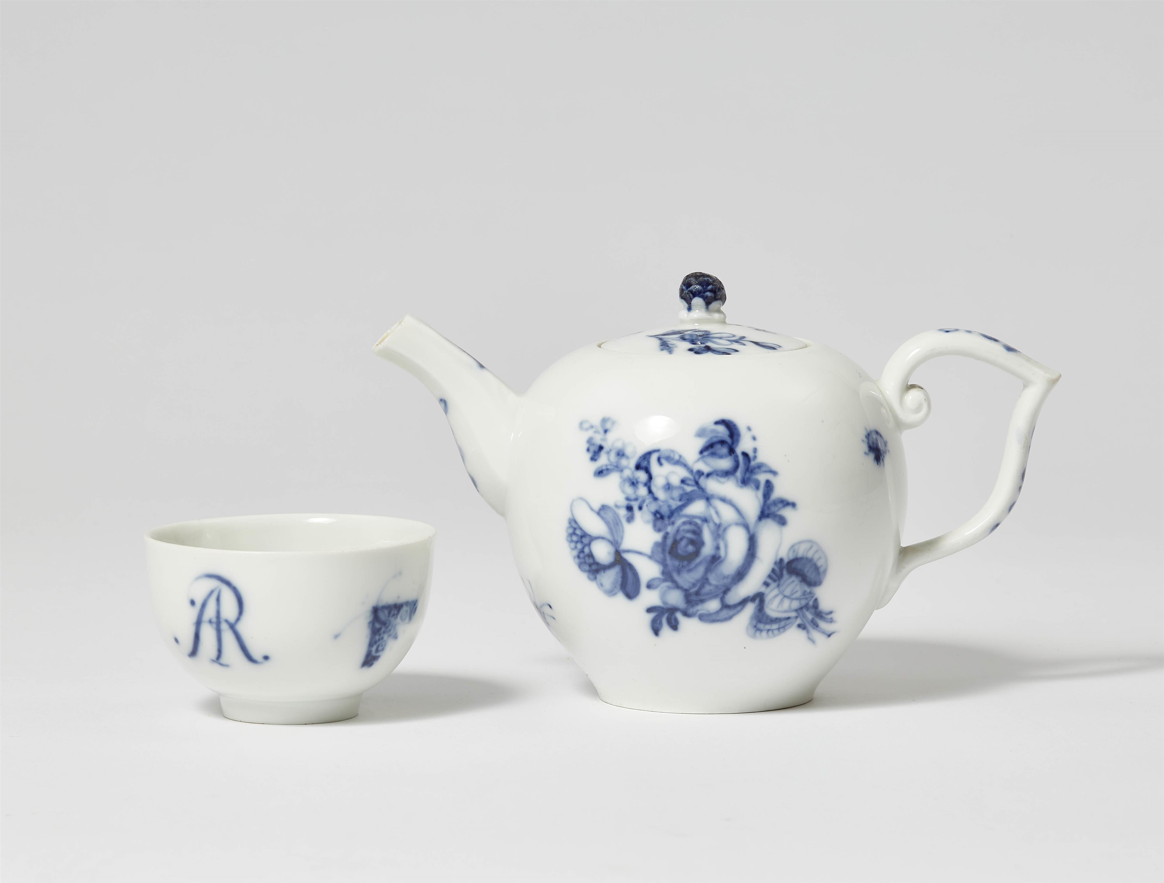 A Meissen porcelain teapot and AR tea bowl with "deutsche blumen" - image-1