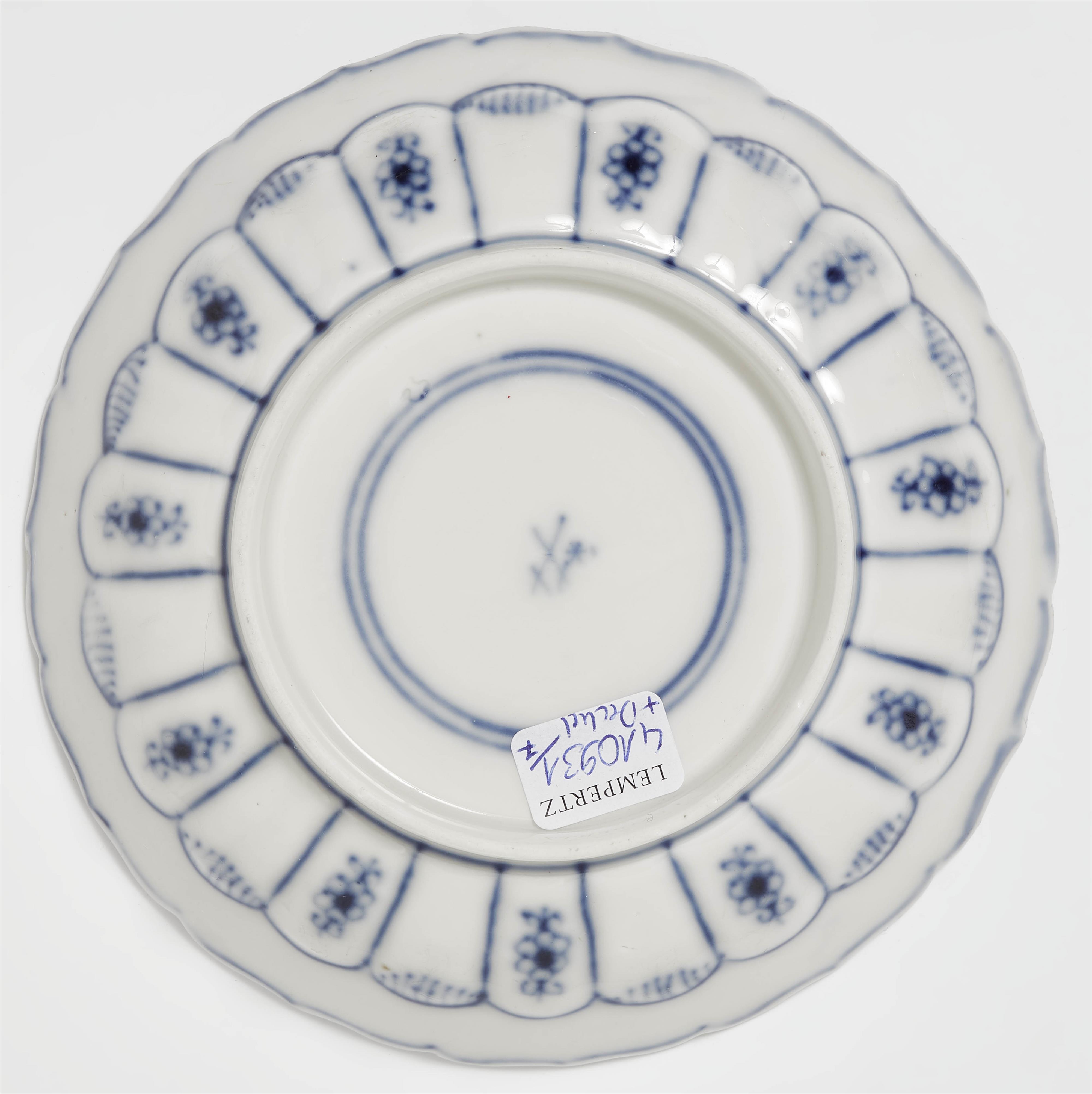 Seven Meissen porcelain items from a service with Chinoiserie decor - image-2