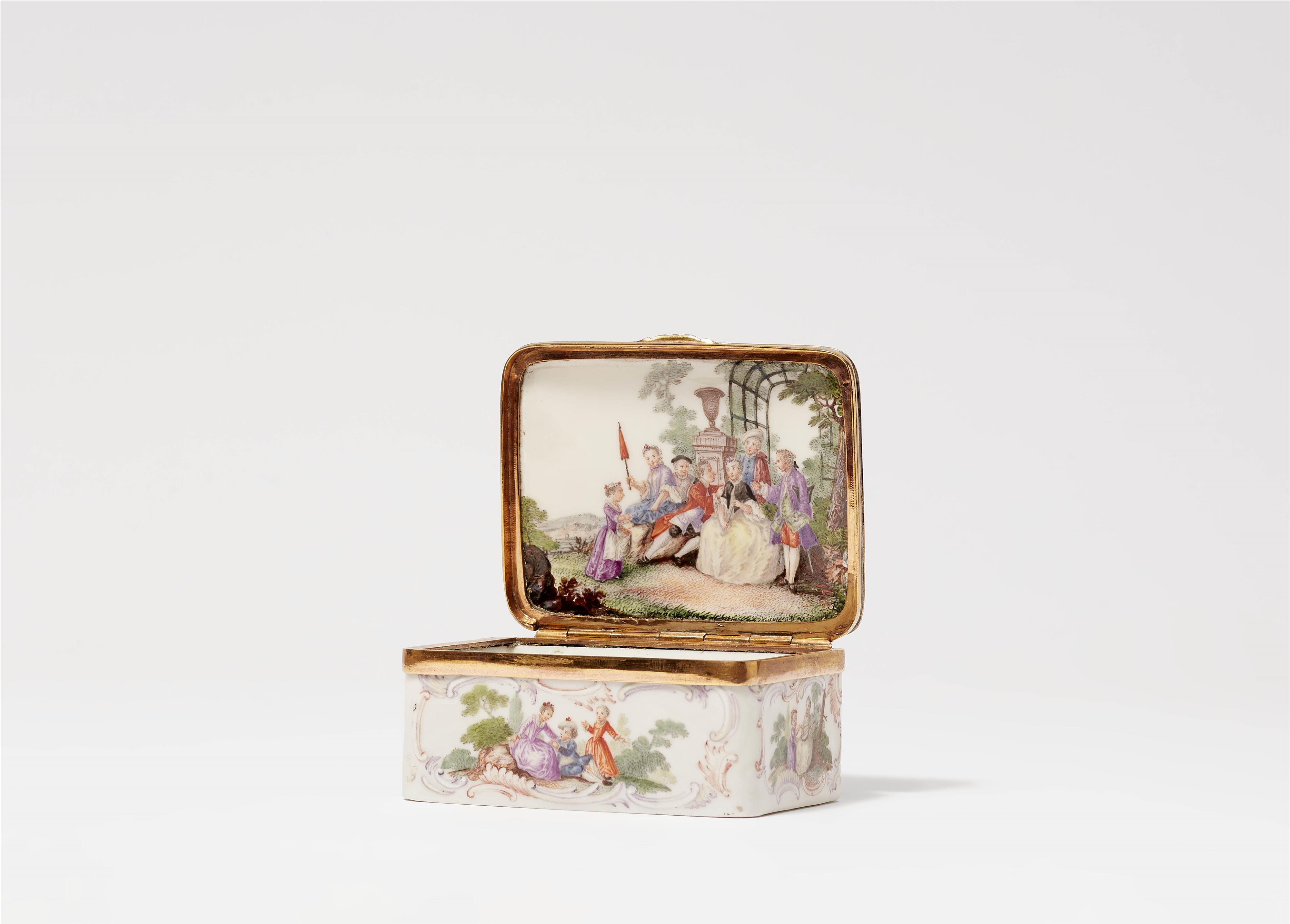 A Meissen porcelain snuff box with Watteau motifs - image-1