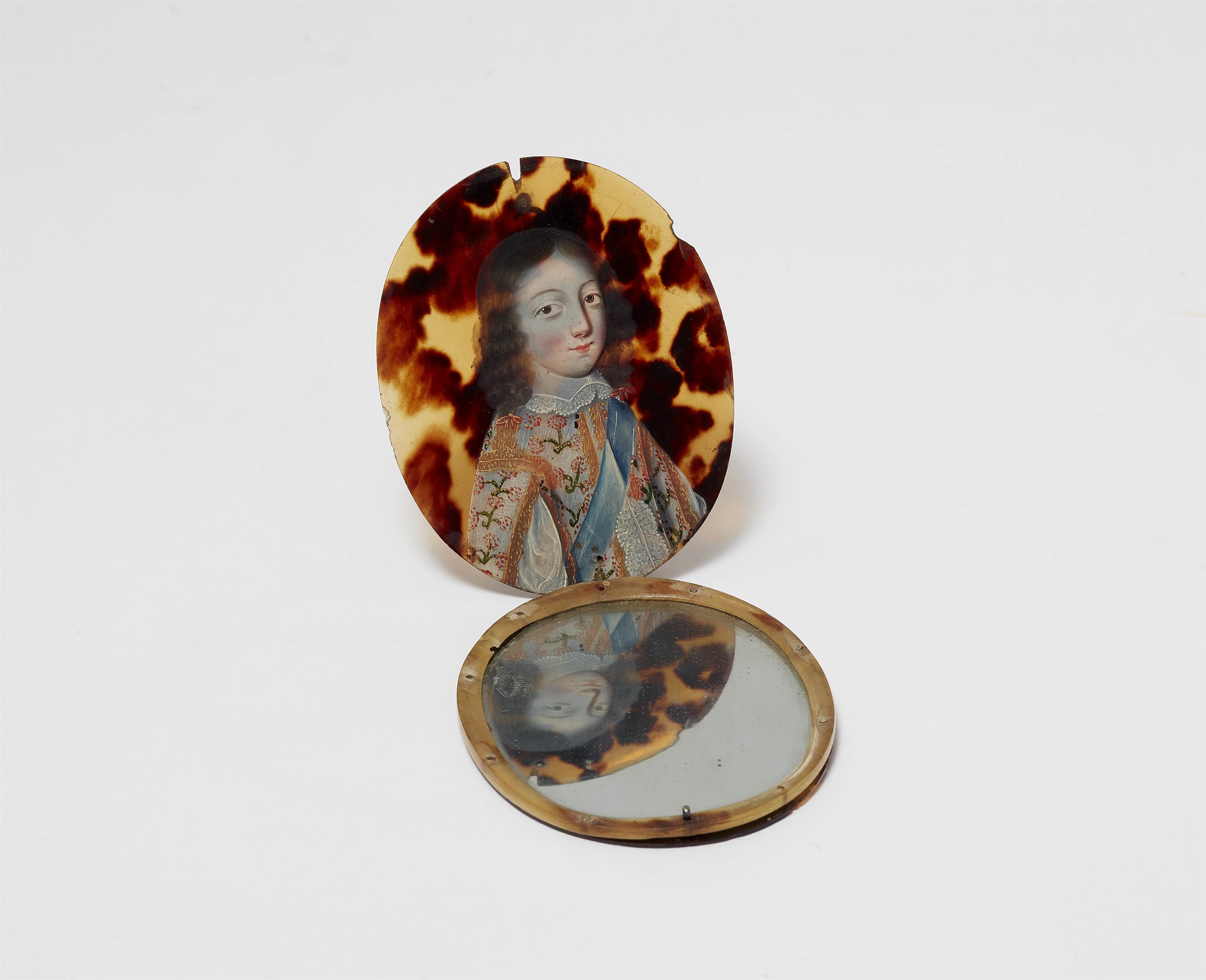 Pocket mirror with a portrait miniature of a gentleman - image-1