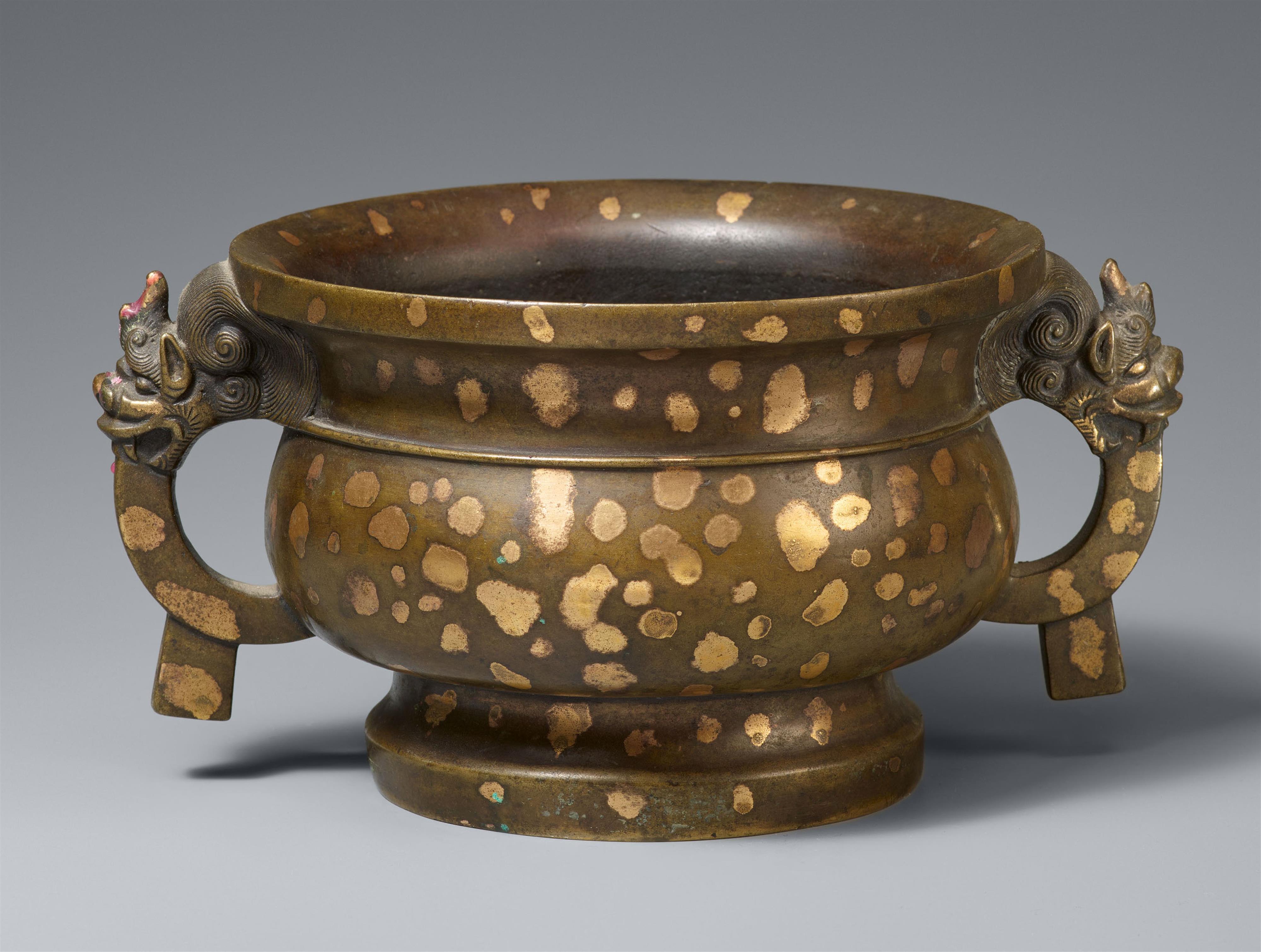A gold-splashed bronze incense burner. Qing dynasty - image-1