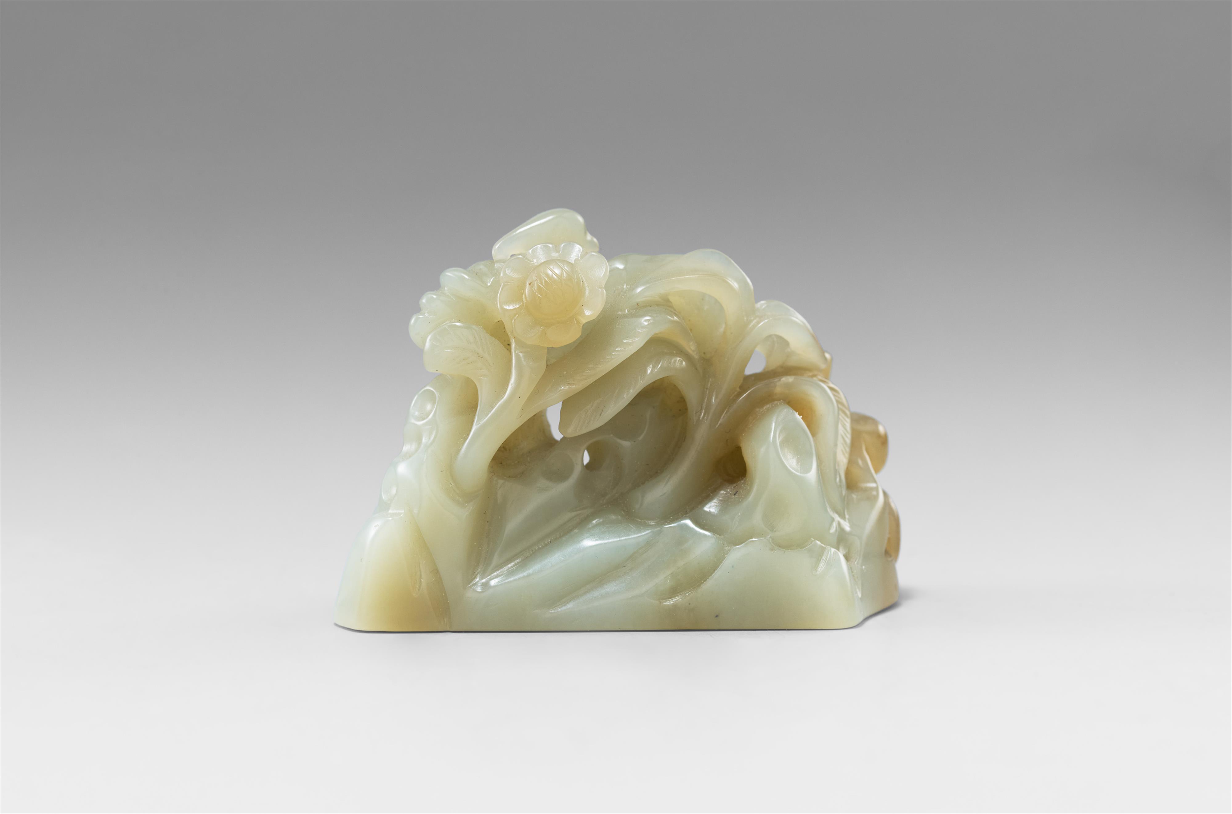 A light greyish green jade openwork carving of a pair of mandarin ducks. 19th/20th century - image-2