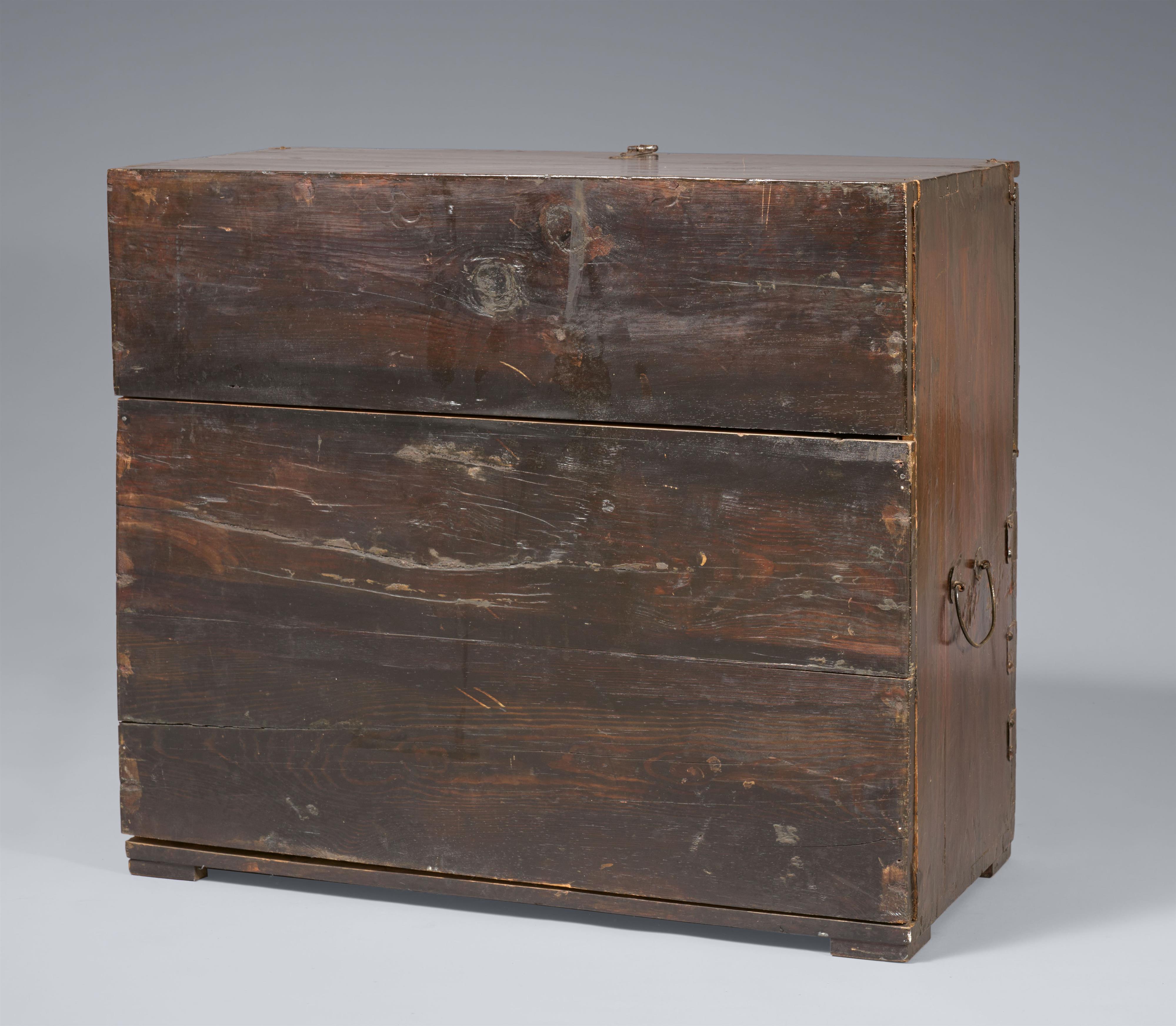 A lacquered pine wood clothing chest (bandaiji). Present-day North Korea, Pakchon area. Mid-19th century - image-2