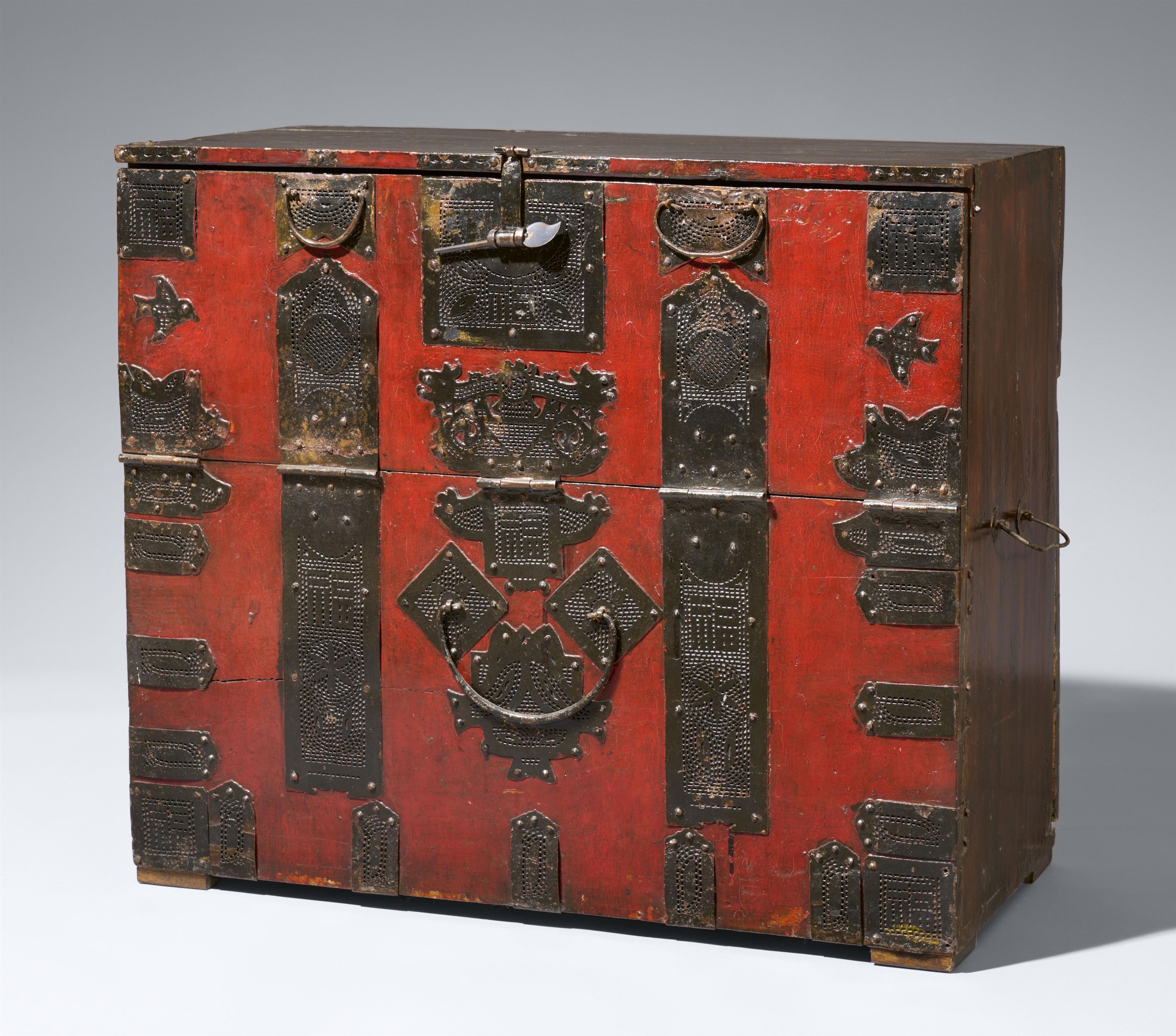 A lacquered pine wood clothing chest (bandaiji). Present-day North Korea, Pakchon area. Mid-19th century - image-1