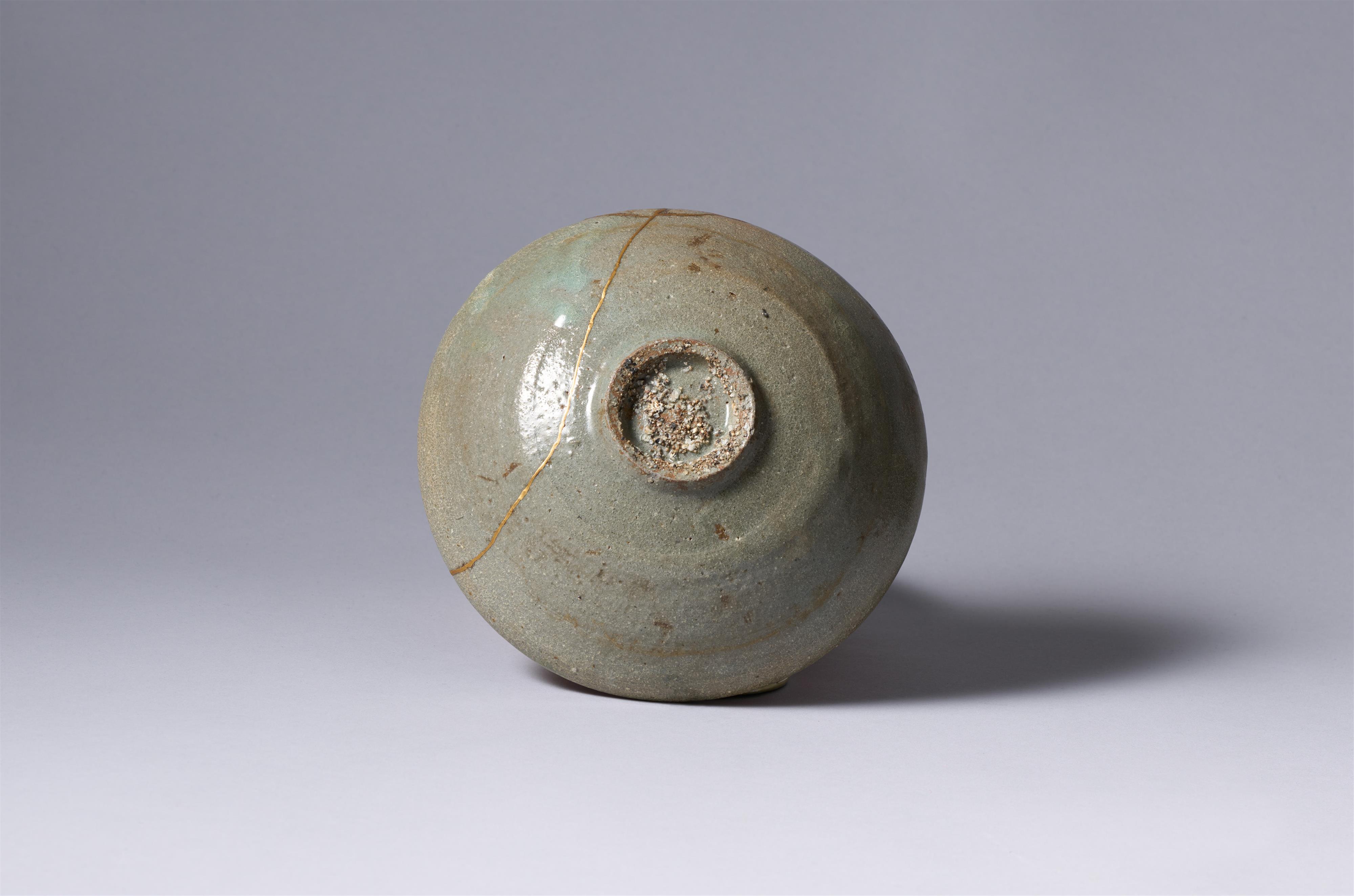 A Korean celadon bowl. Goryeo dynasty, 12th/13th century - image-2
