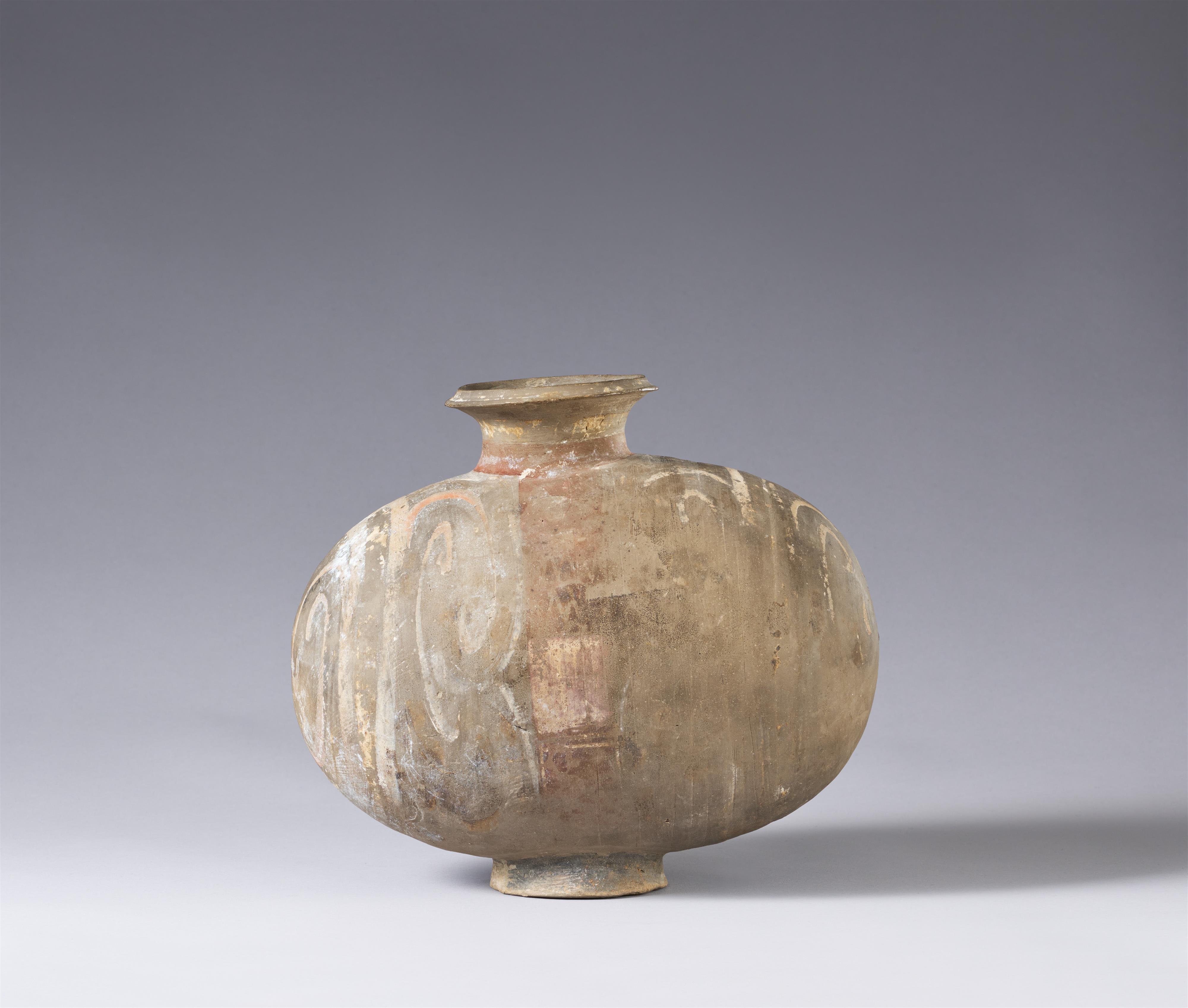 An grey earthenware cocoon jar. Han dynasty (206 BC-220 AD) - image-2