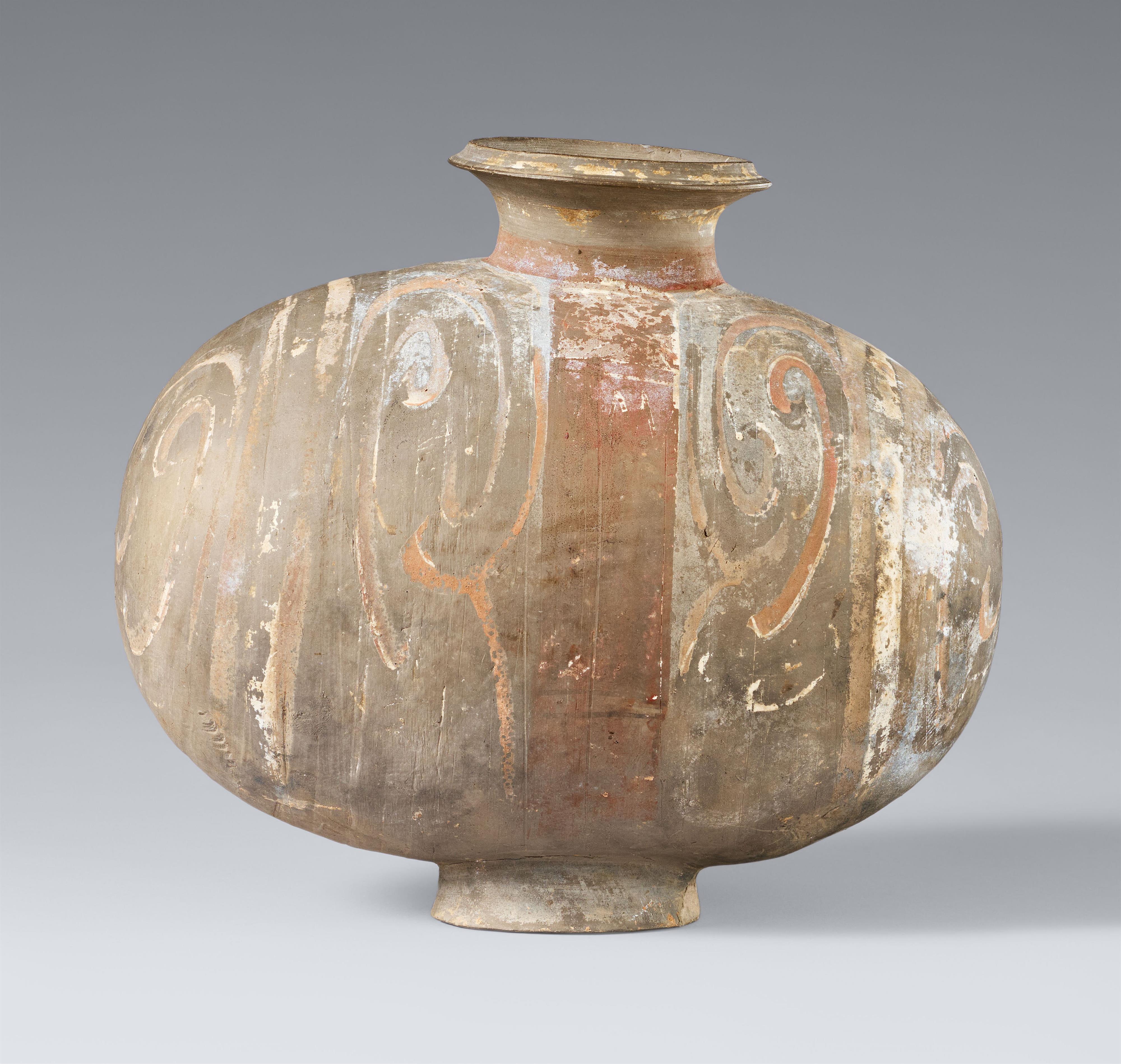 An grey earthenware cocoon jar. Han dynasty (206 BC-220 AD) - image-1