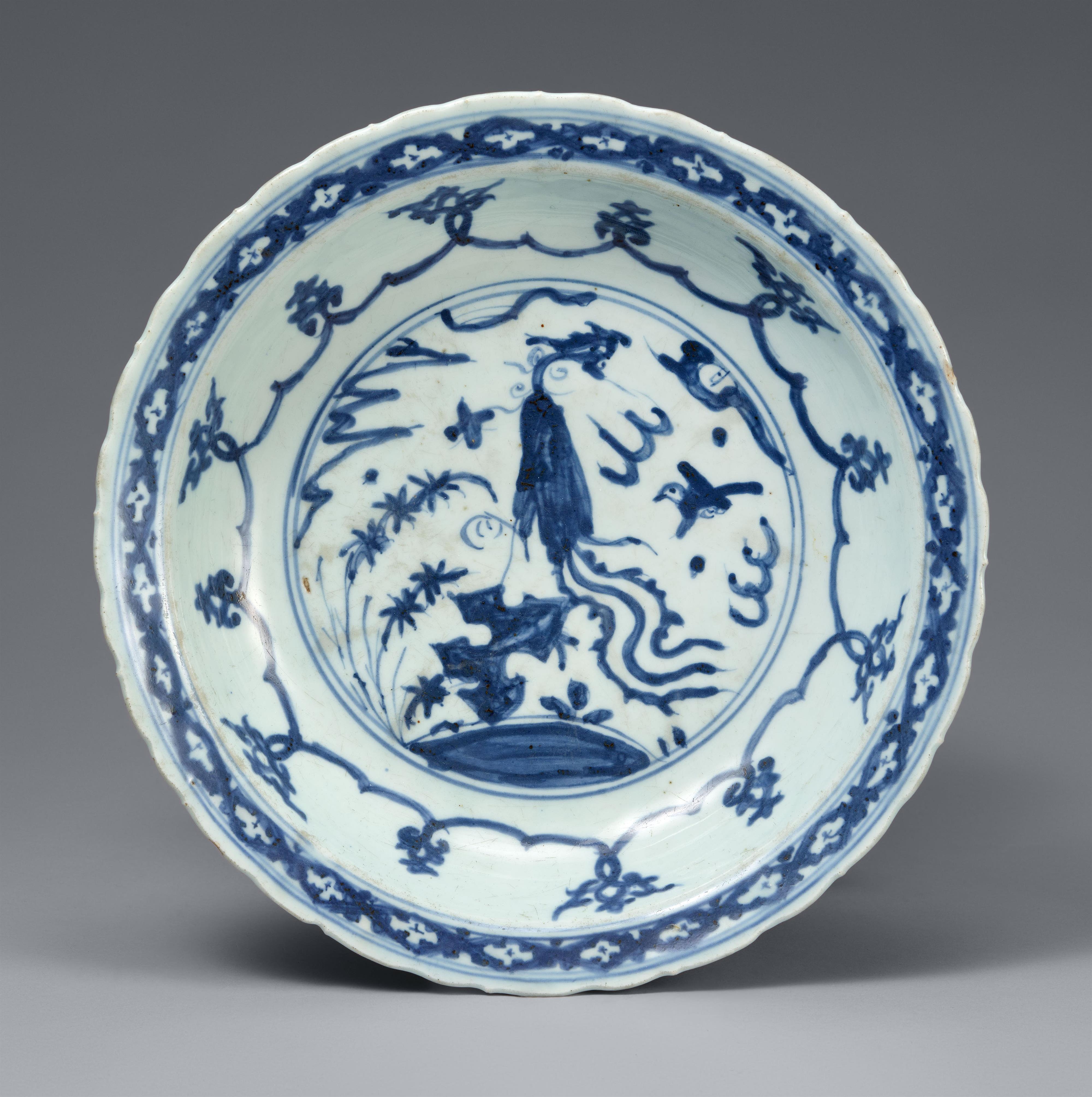 Großer blau-weißer Teller. Jiajing-Periode (1522–1566) - image-1