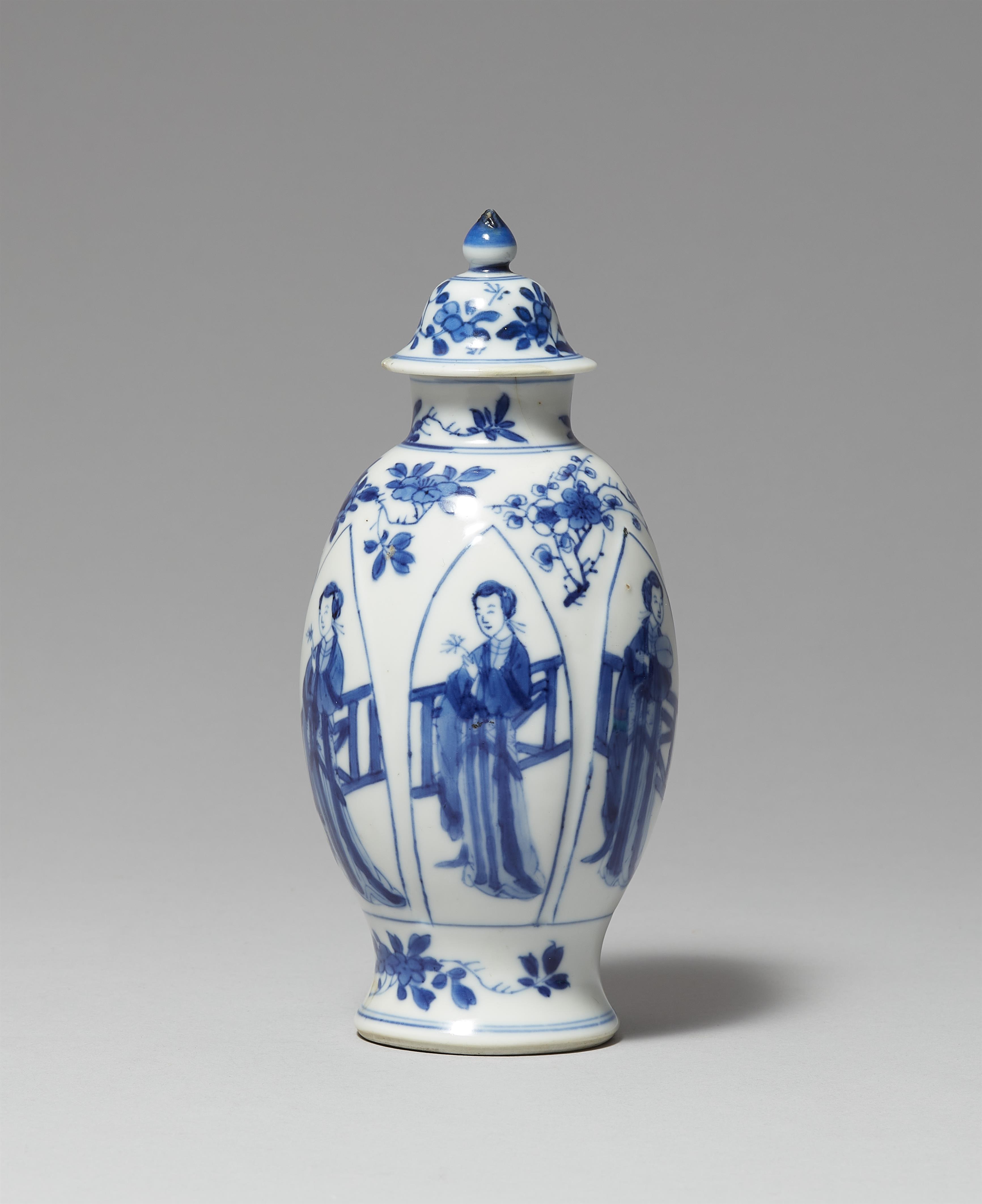 Kleine blau-weiße Lange-Lijzen-Deckelvase. Kangxi-Periode (1662–1722) - image-3