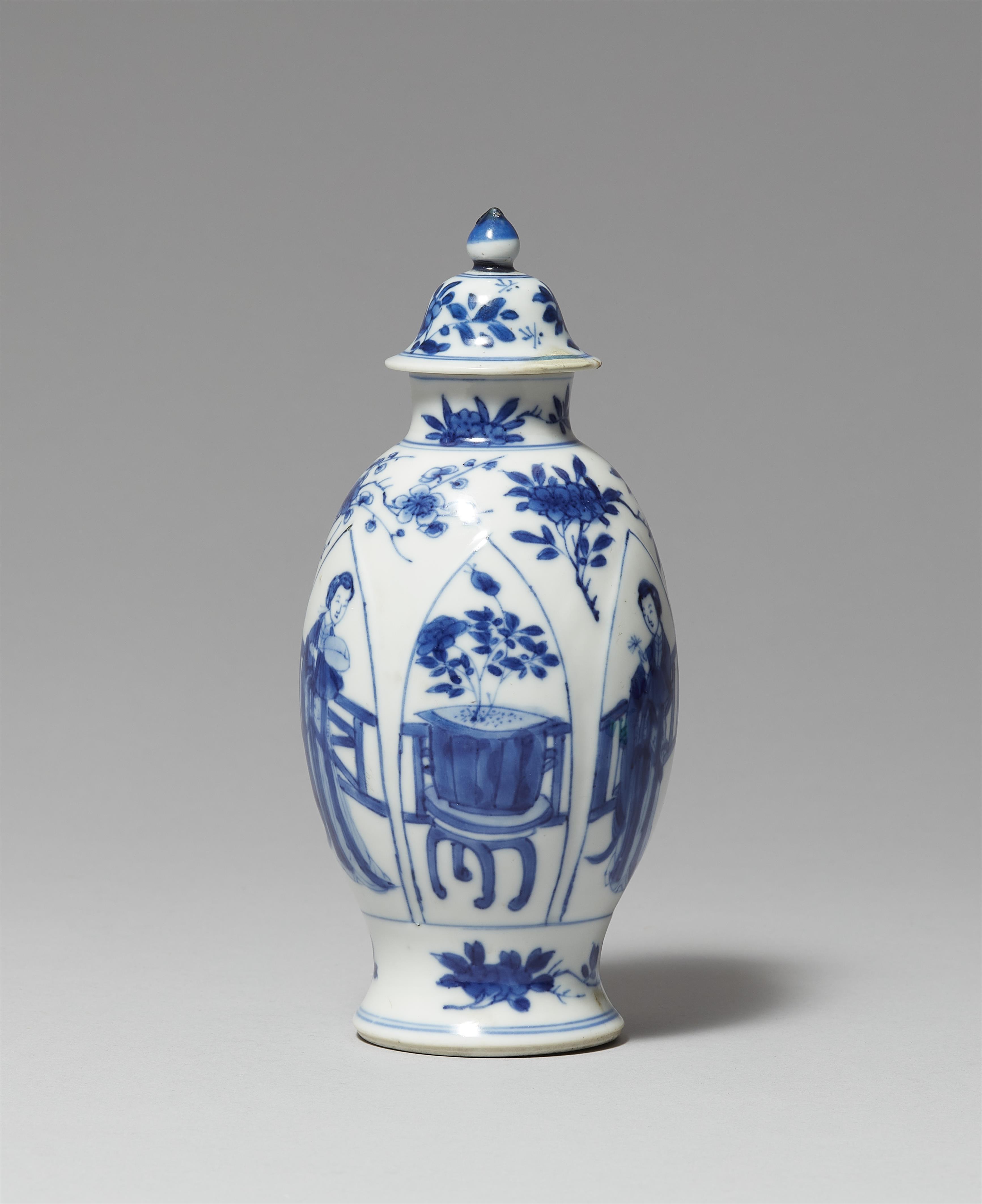 Kleine blau-weiße Lange-Lijzen-Deckelvase. Kangxi-Periode (1662–1722) - image-1