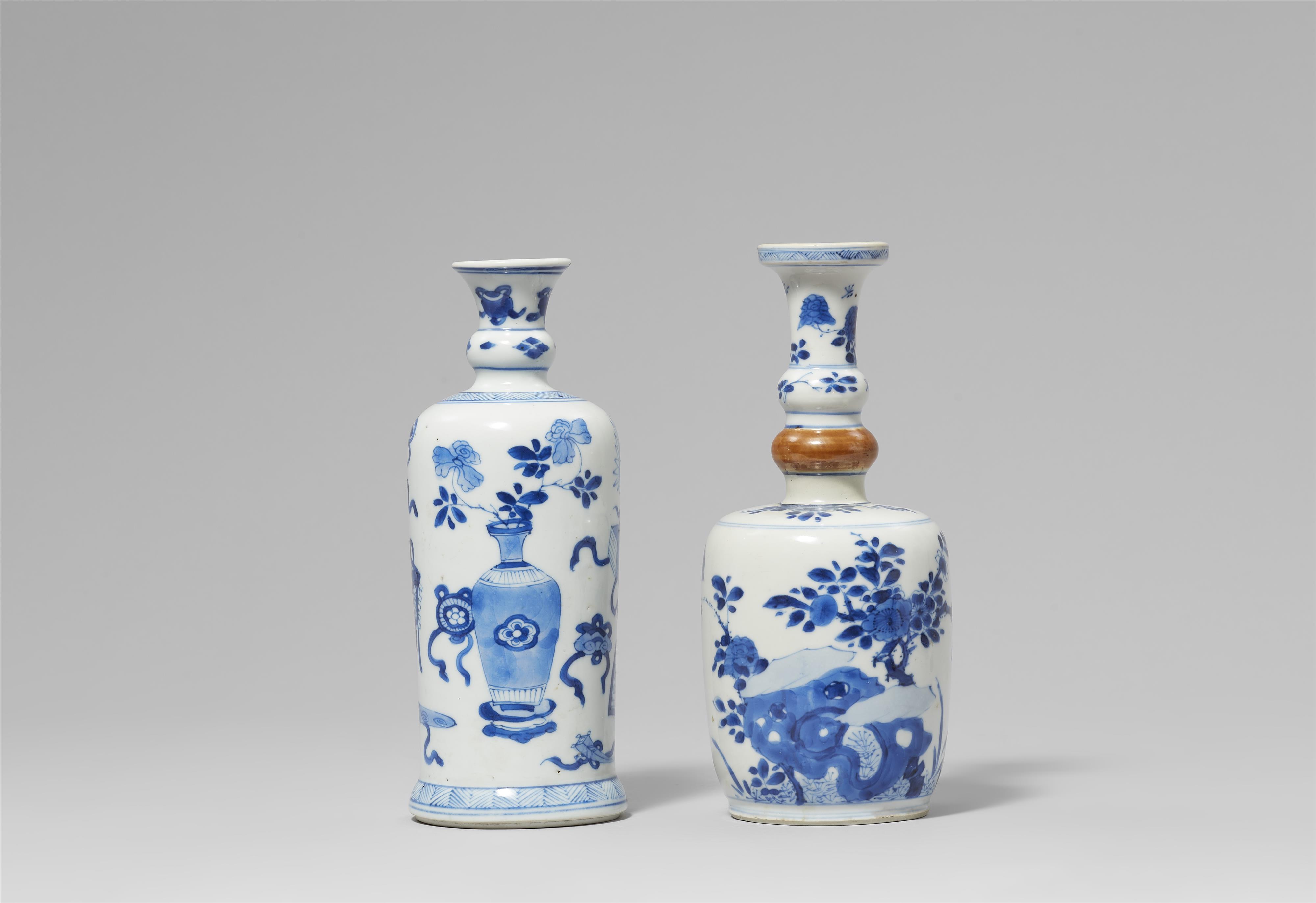 Zwei kleine blau-weiße Vasen. Kangxi-Periode (1662–1722) - image-1