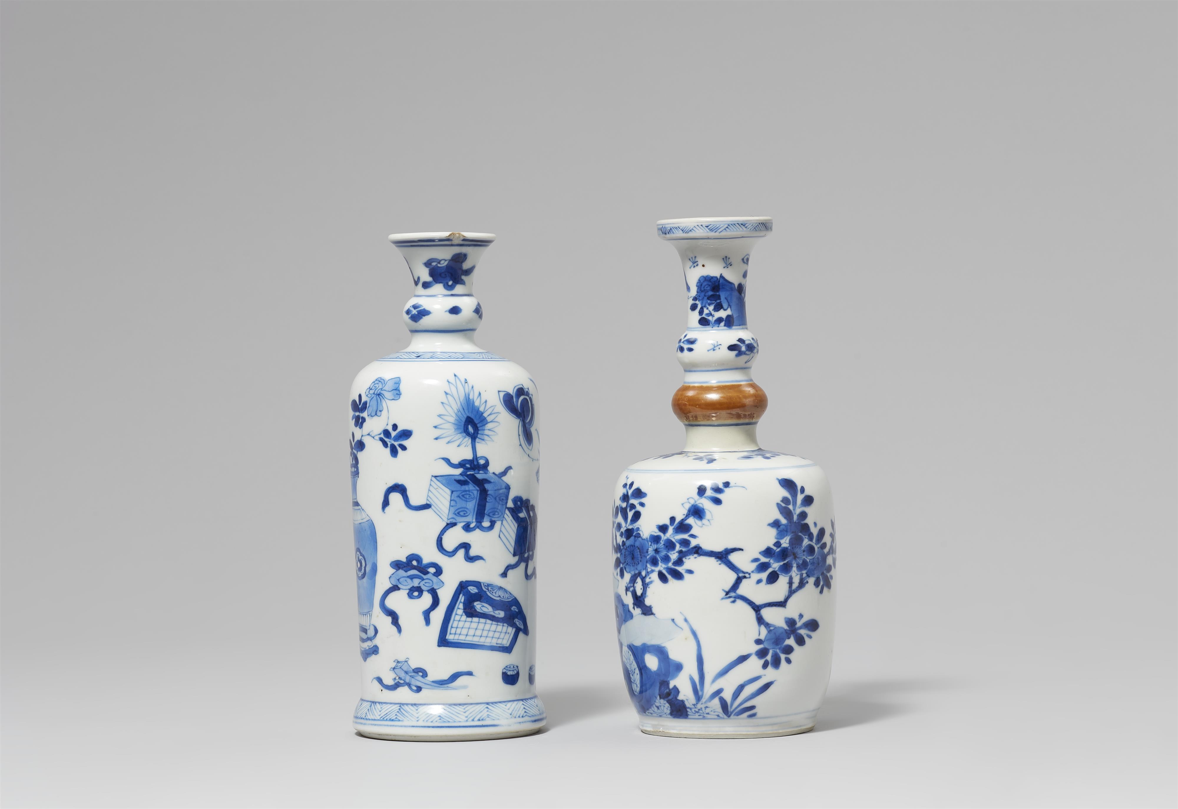 Zwei kleine blau-weiße Vasen. Kangxi-Periode (1662–1722) - image-2