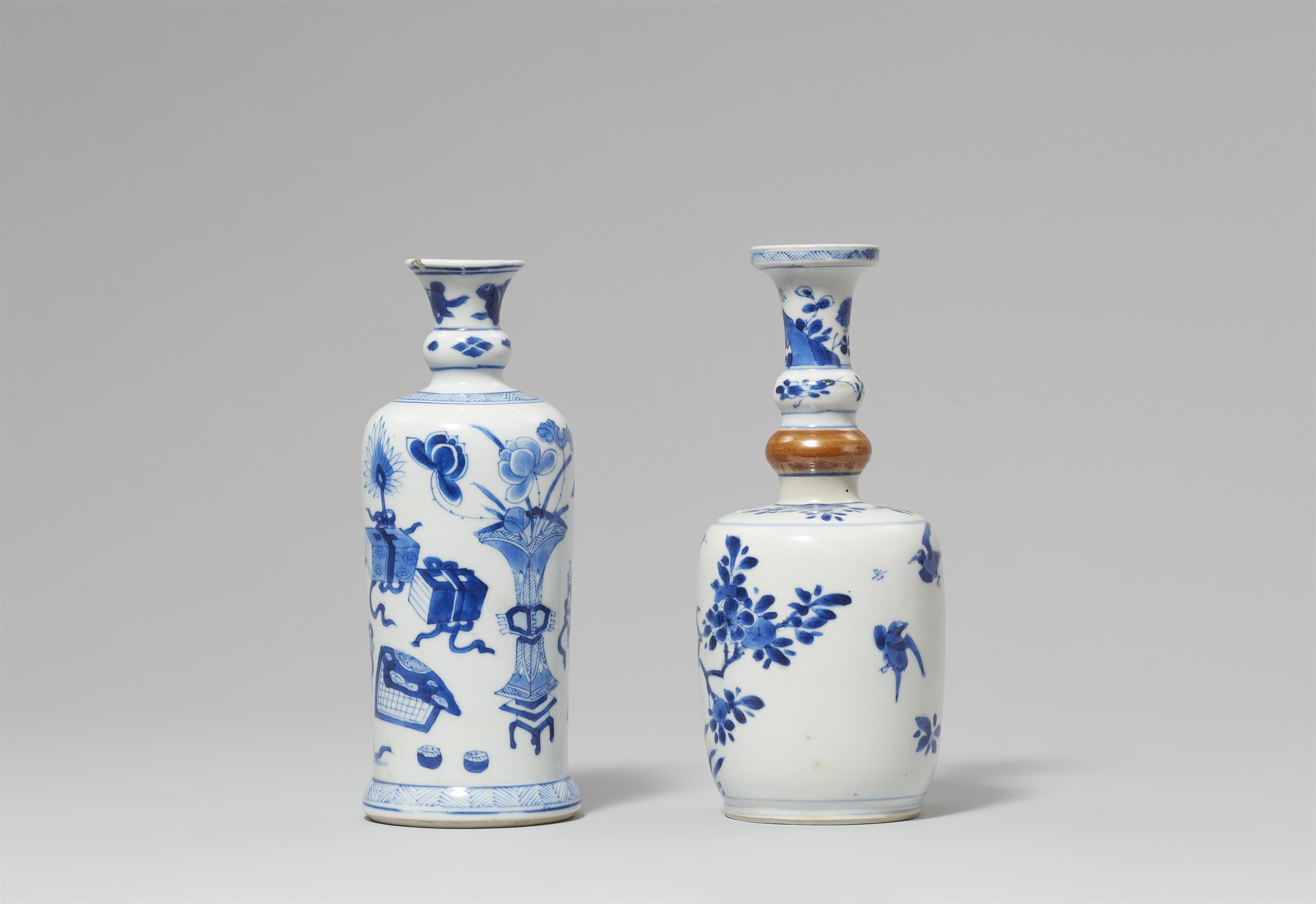 Zwei kleine blau-weiße Vasen. Kangxi-Periode (1662–1722) - image-3