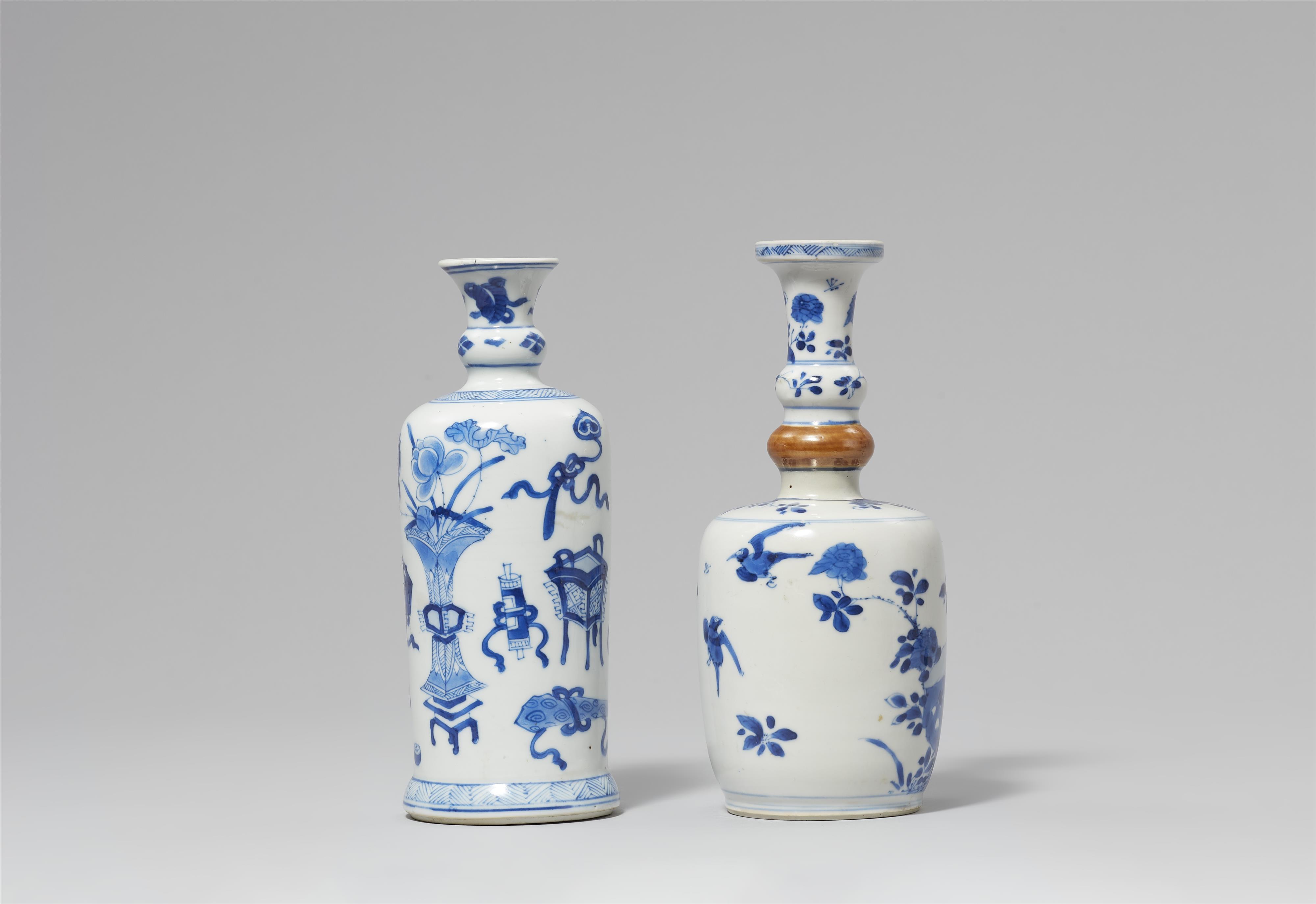 Zwei kleine blau-weiße Vasen. Kangxi-Periode (1662–1722) - image-4