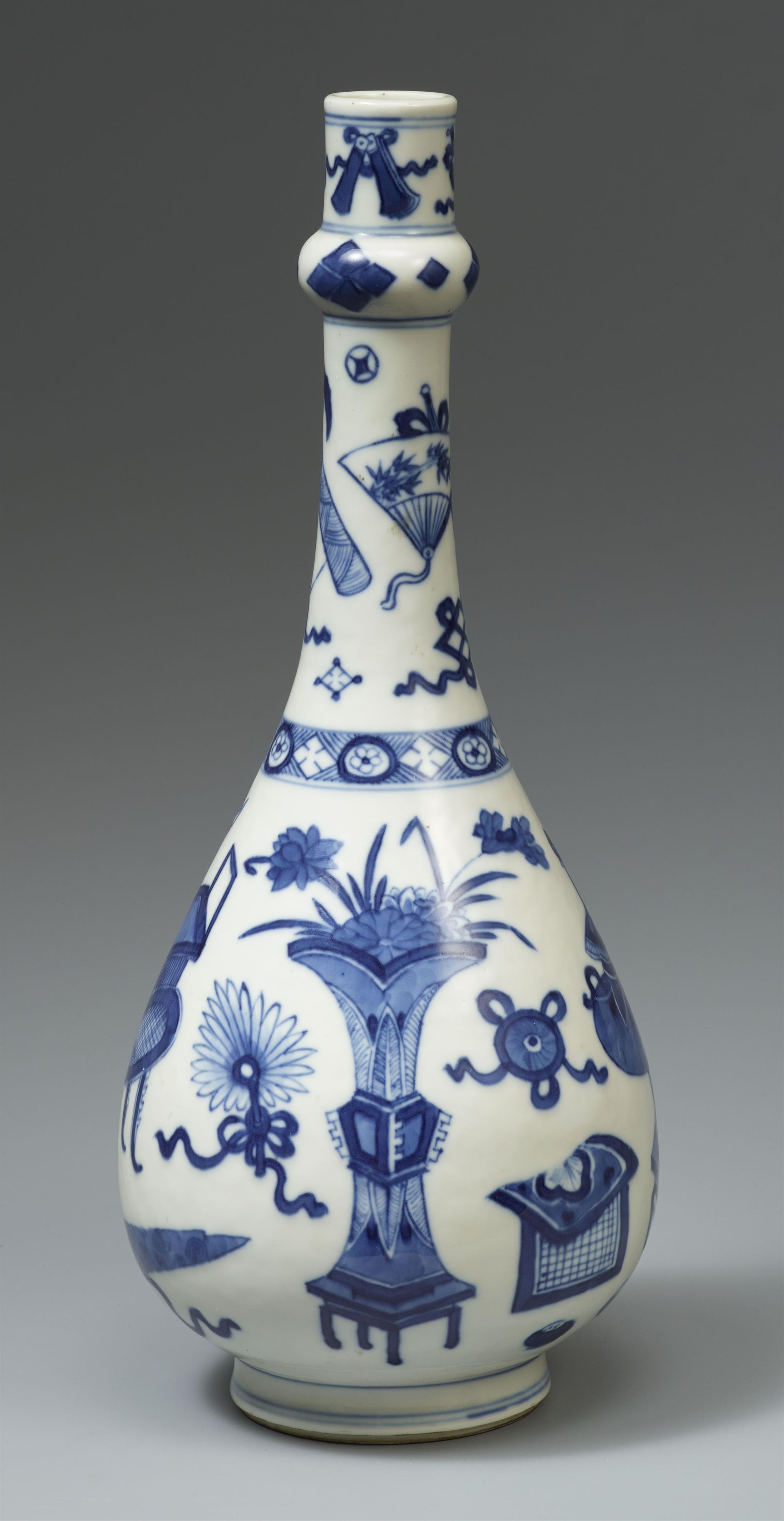 A blue and white garlic-mouth bottle vase. Kangxi period (1662–1722) - image-2