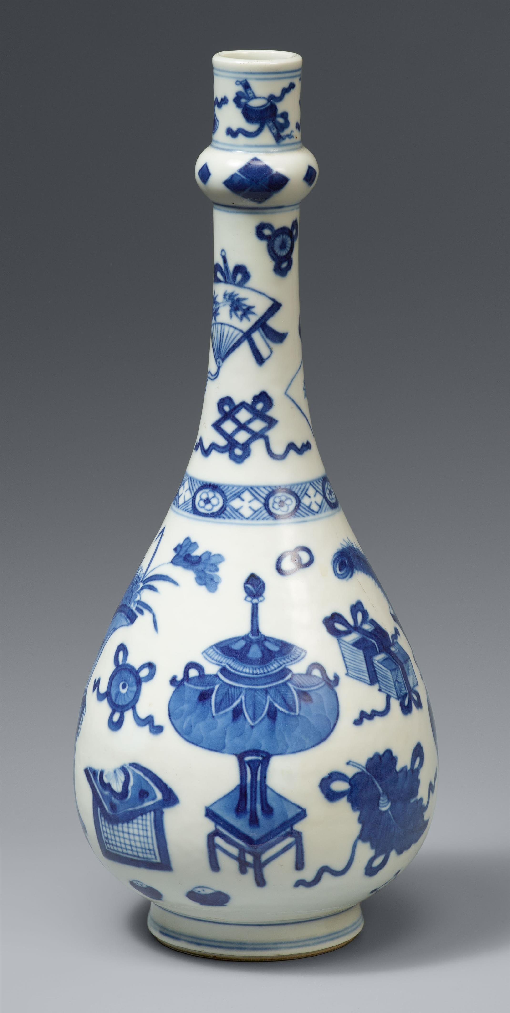 A blue and white garlic-mouth bottle vase. Kangxi period (1662–1722) - image-1