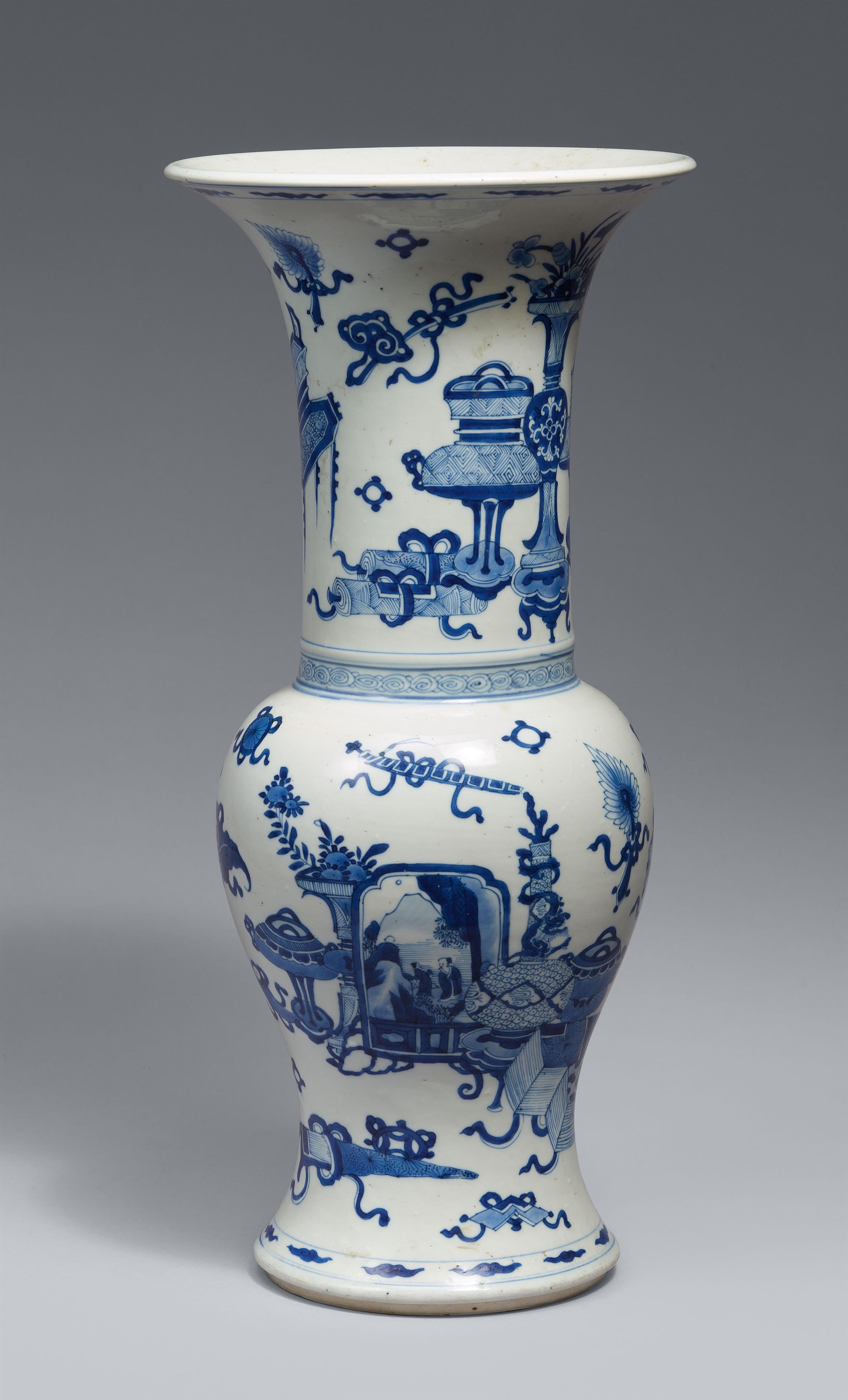 A blue and white yenyen vase, fengweizun (phoenix tail). Kangxi period (1662–1722) - image-1