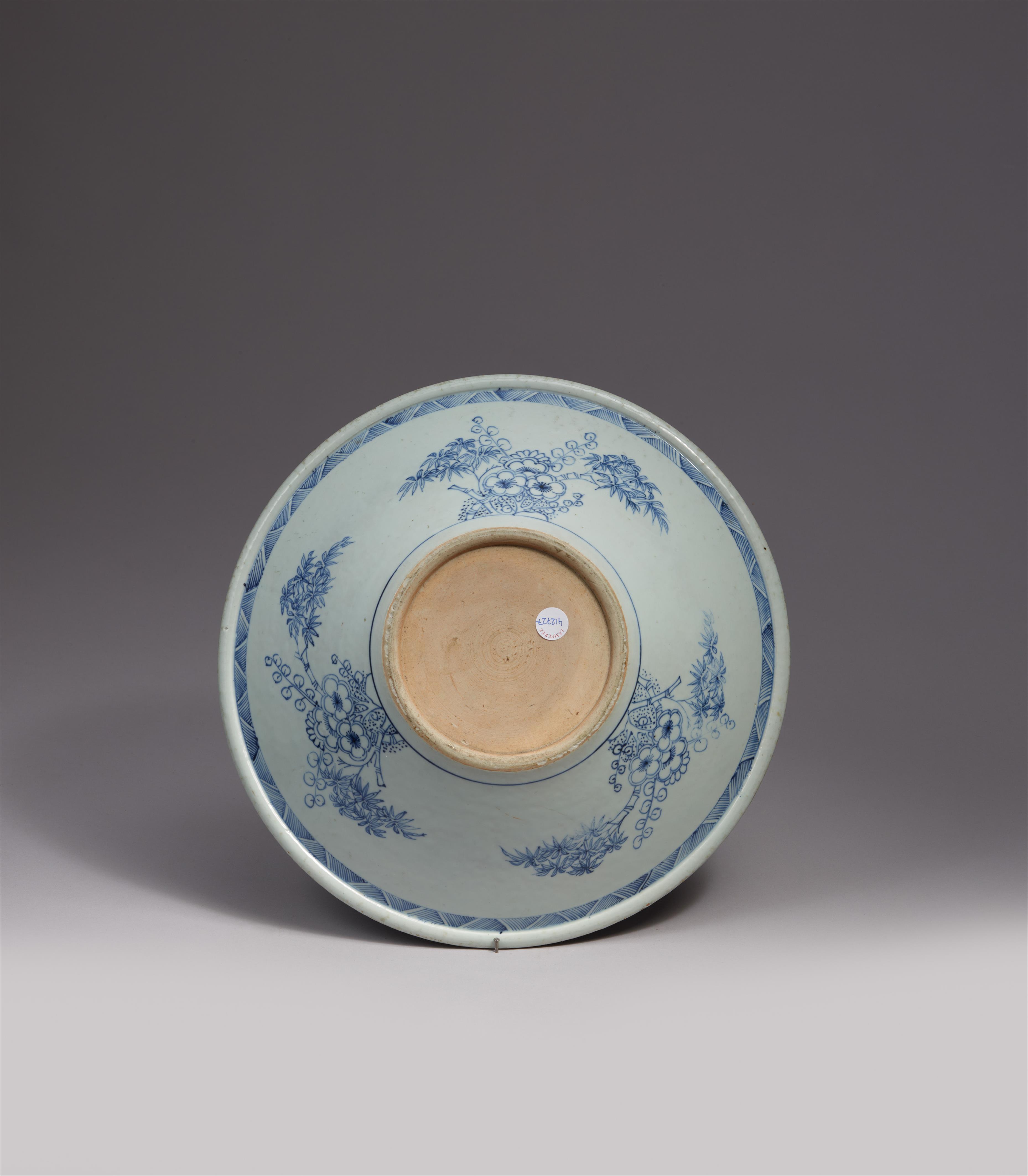 A large blue and white conical bowl. Qianlong period (1735–1796), around 1750/60 - image-2