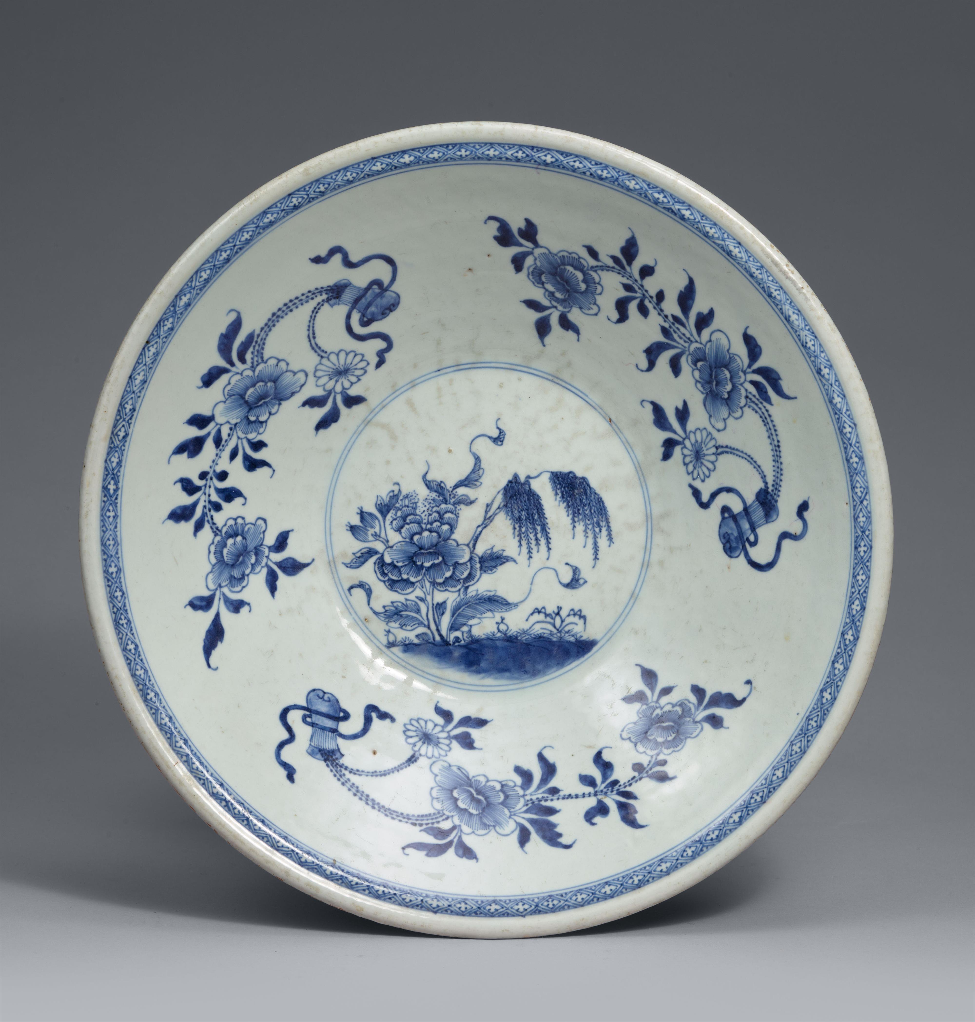 A large blue and white conical bowl. Qianlong period (1735–1796), around 1750/60 - image-1